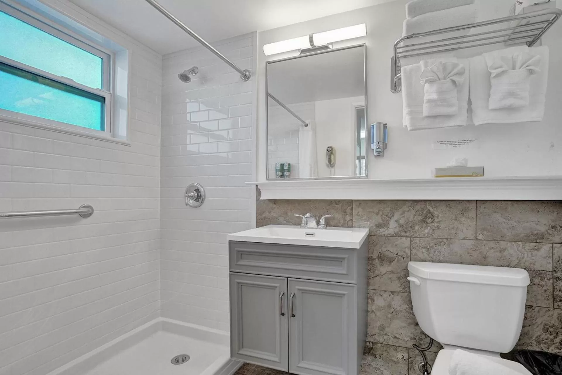 Bathroom in The Worthington Resorts - Clothing Optional - Men Only - Solo hombres