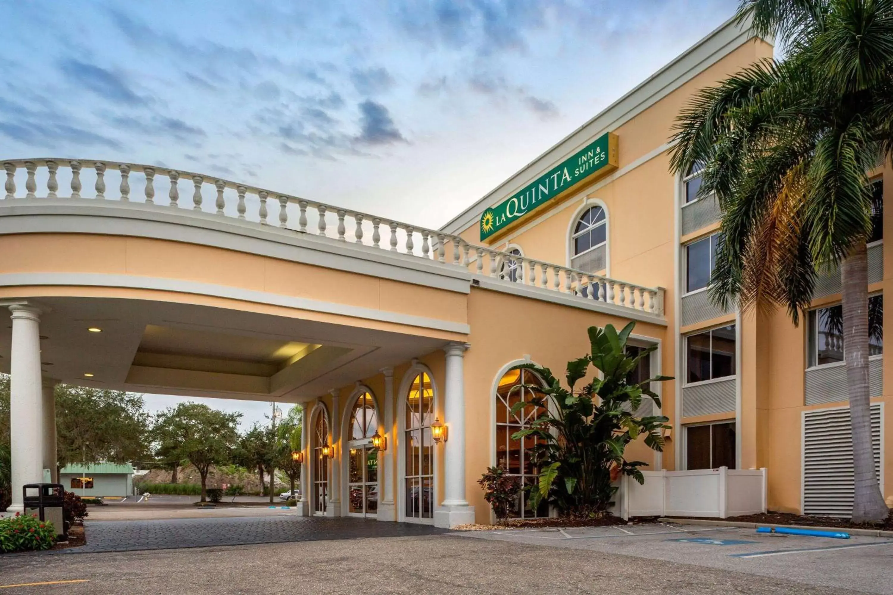 Property Building in La Quinta by Wyndham Sarasota Downtown