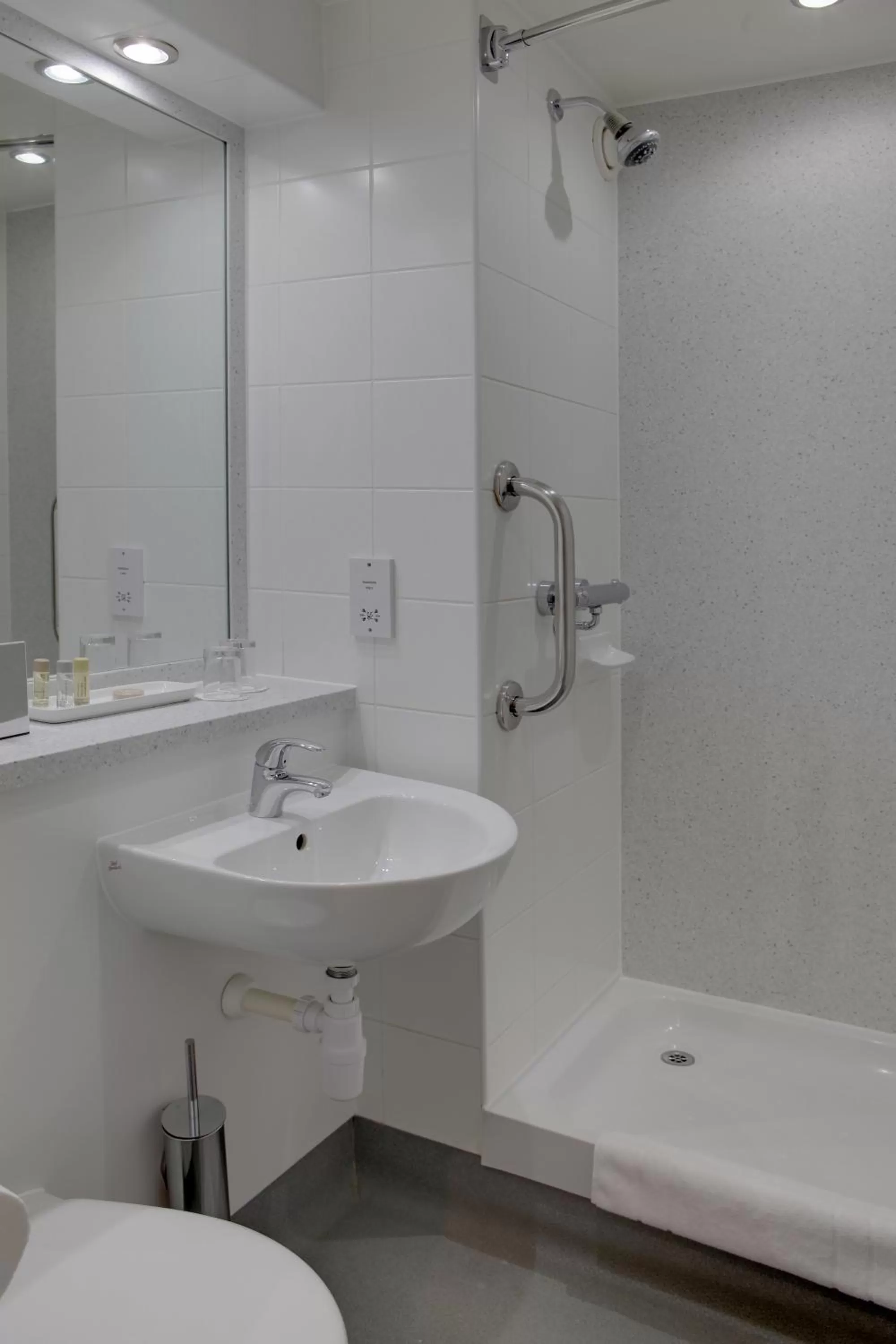 Bathroom in Best Western Pontypool Metro Hotel