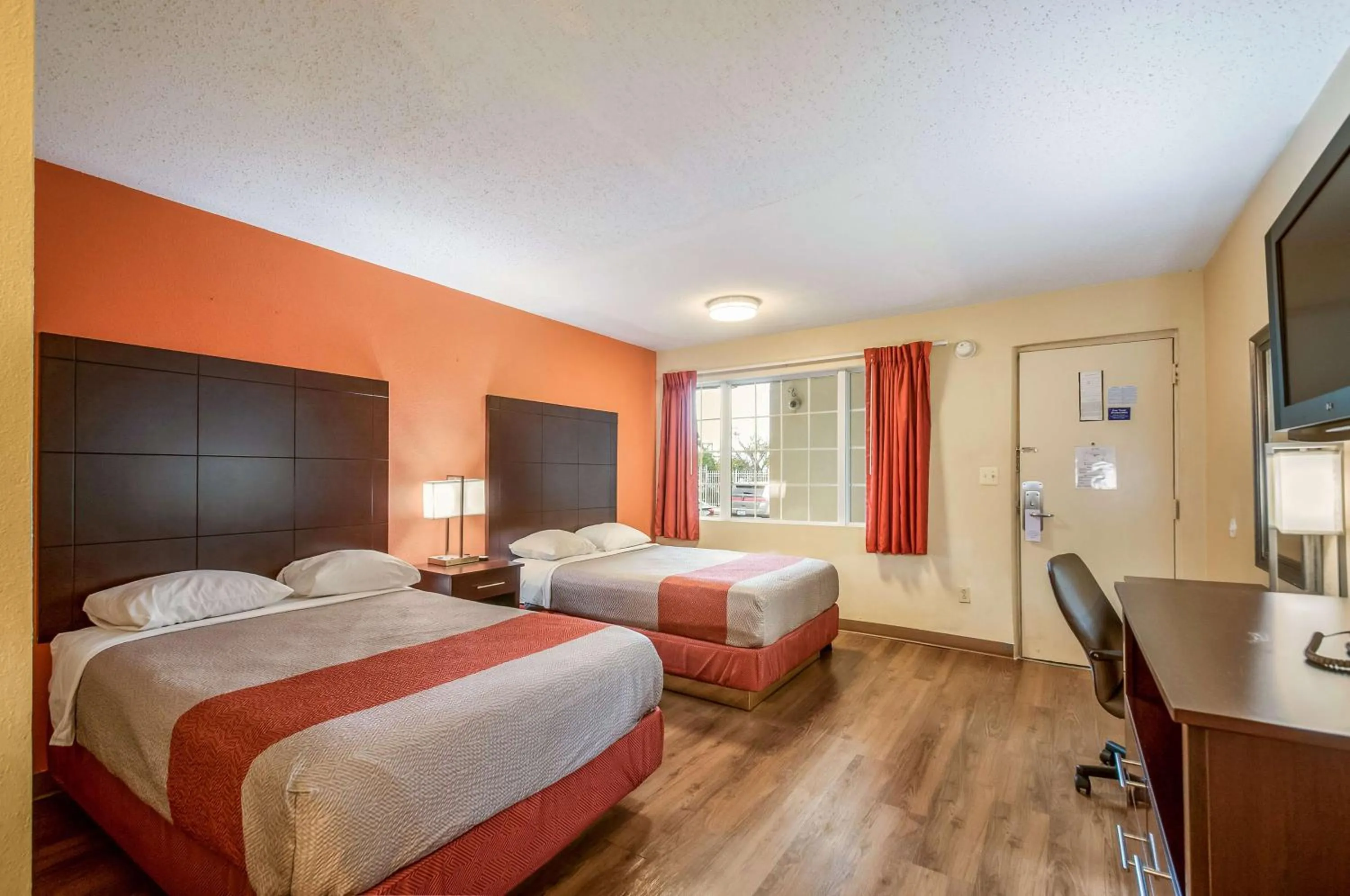 TV and multimedia in Motel 6-Washington, DC - Convention Center
