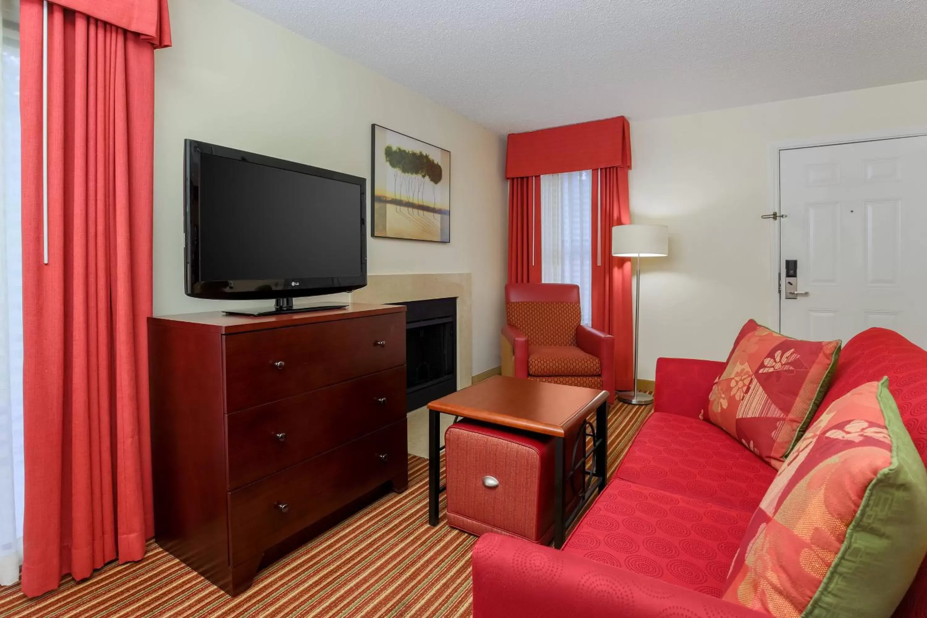 Living room, TV/Entertainment Center in Residence Inn St. Louis Galleria