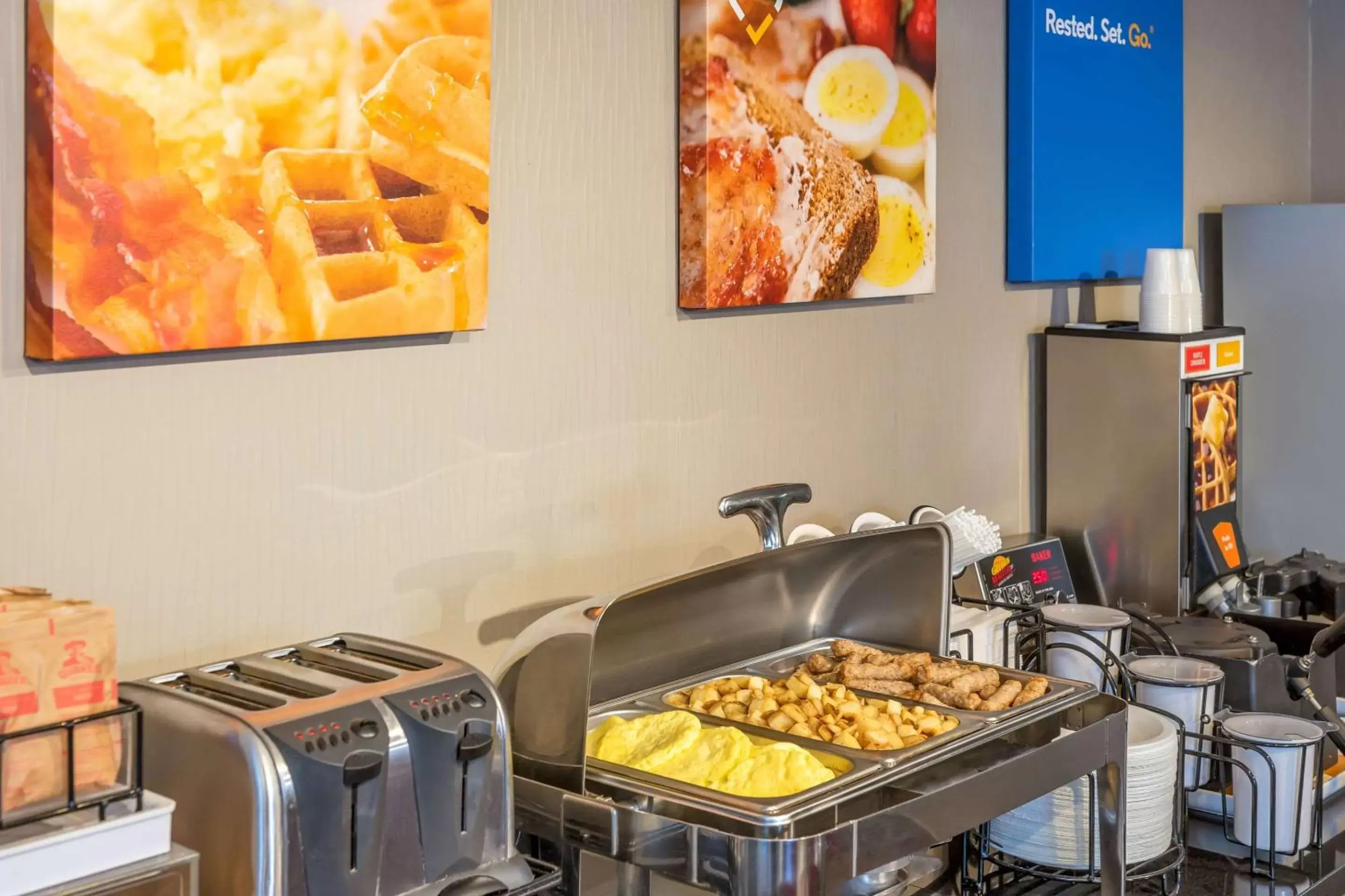 Restaurant/places to eat, Kitchen/Kitchenette in Comfort Inn Boucherville