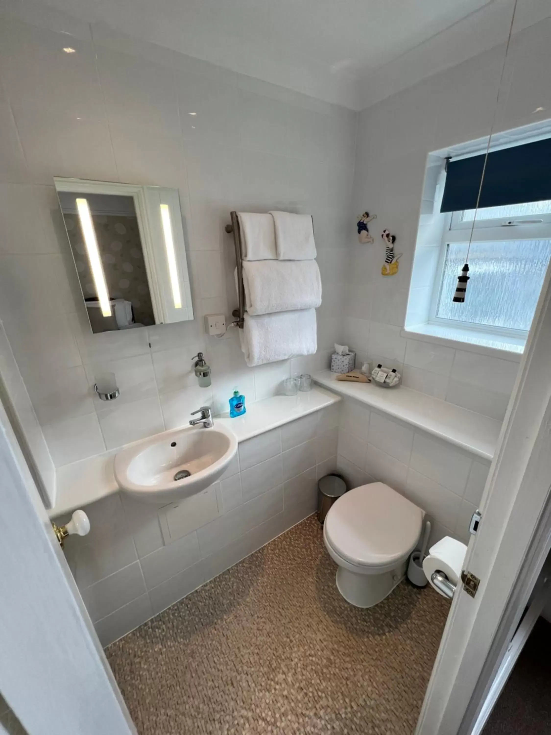 Property building, Bathroom in Birkdale Guest House