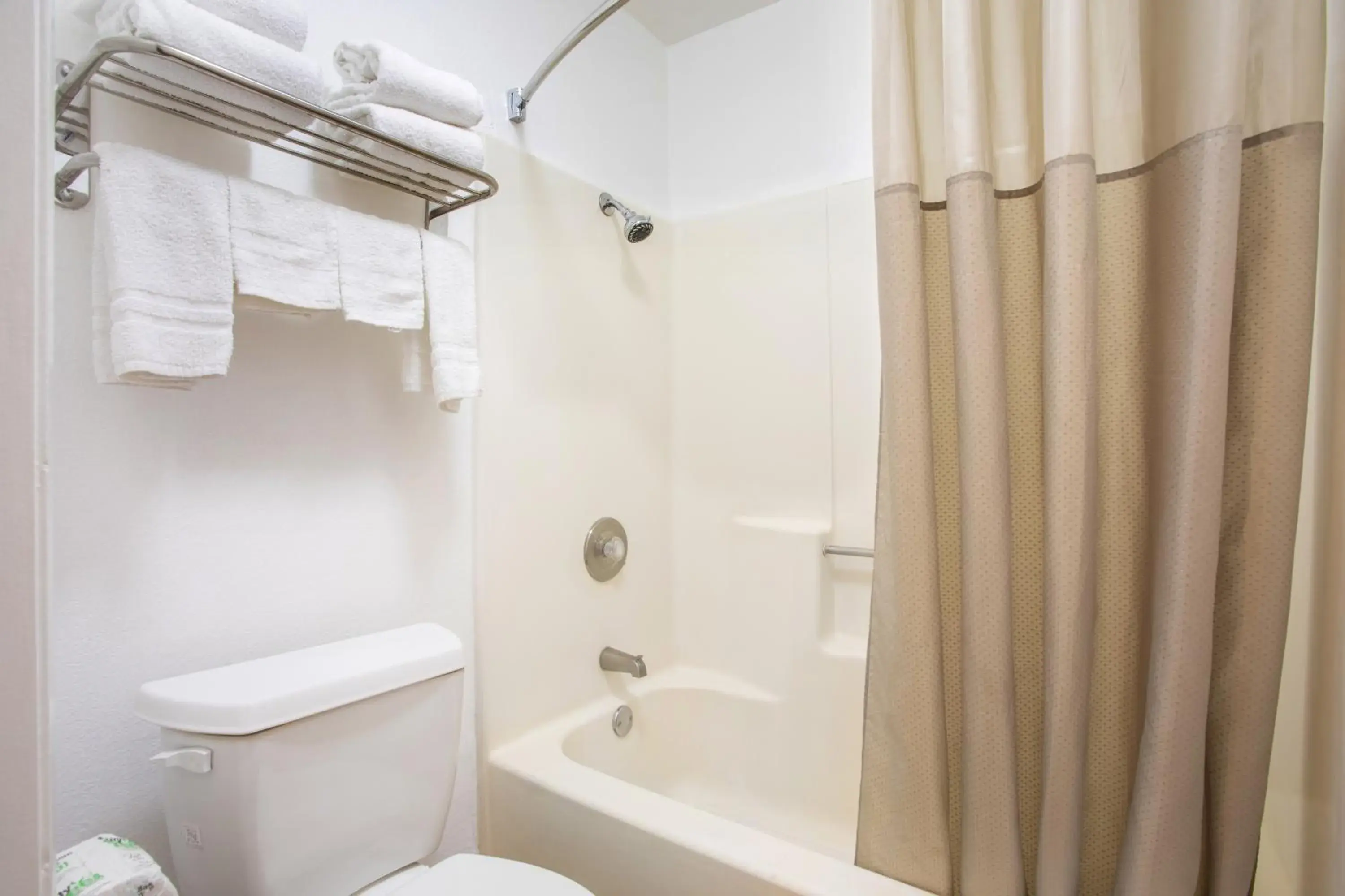 Shower, Bathroom in OYO Hotel Palmdale - Antelope Valley