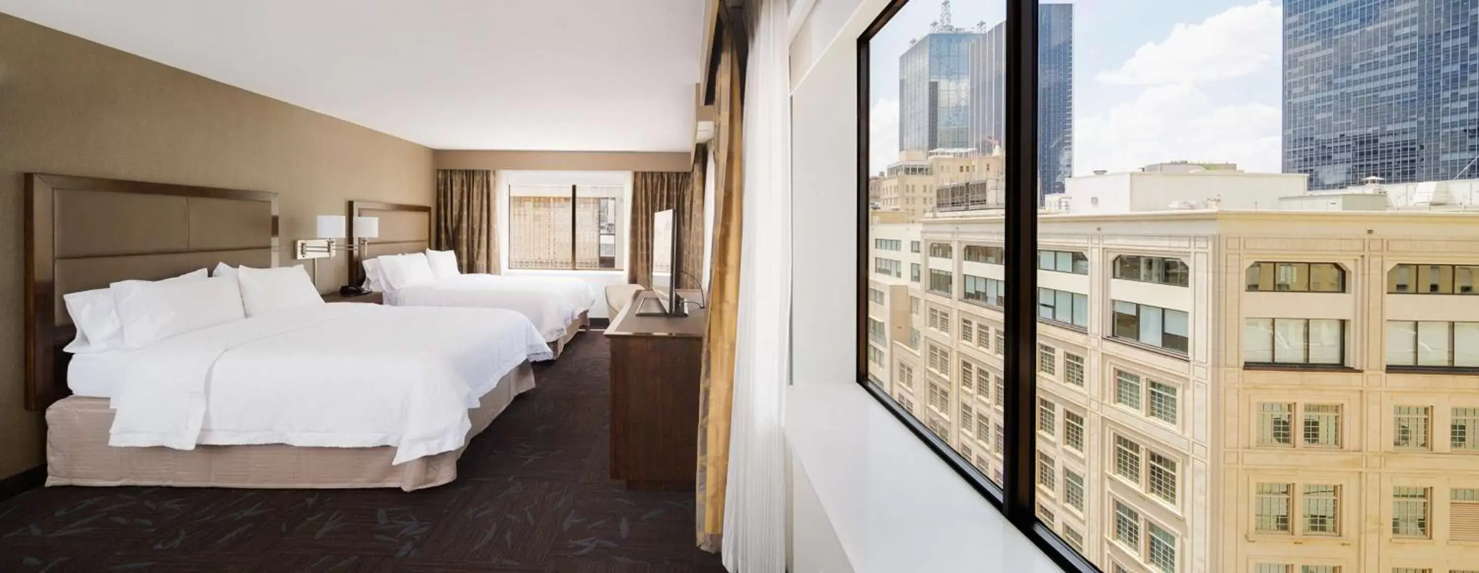 Bed in Hampton Inn & Suites Dallas Downtown