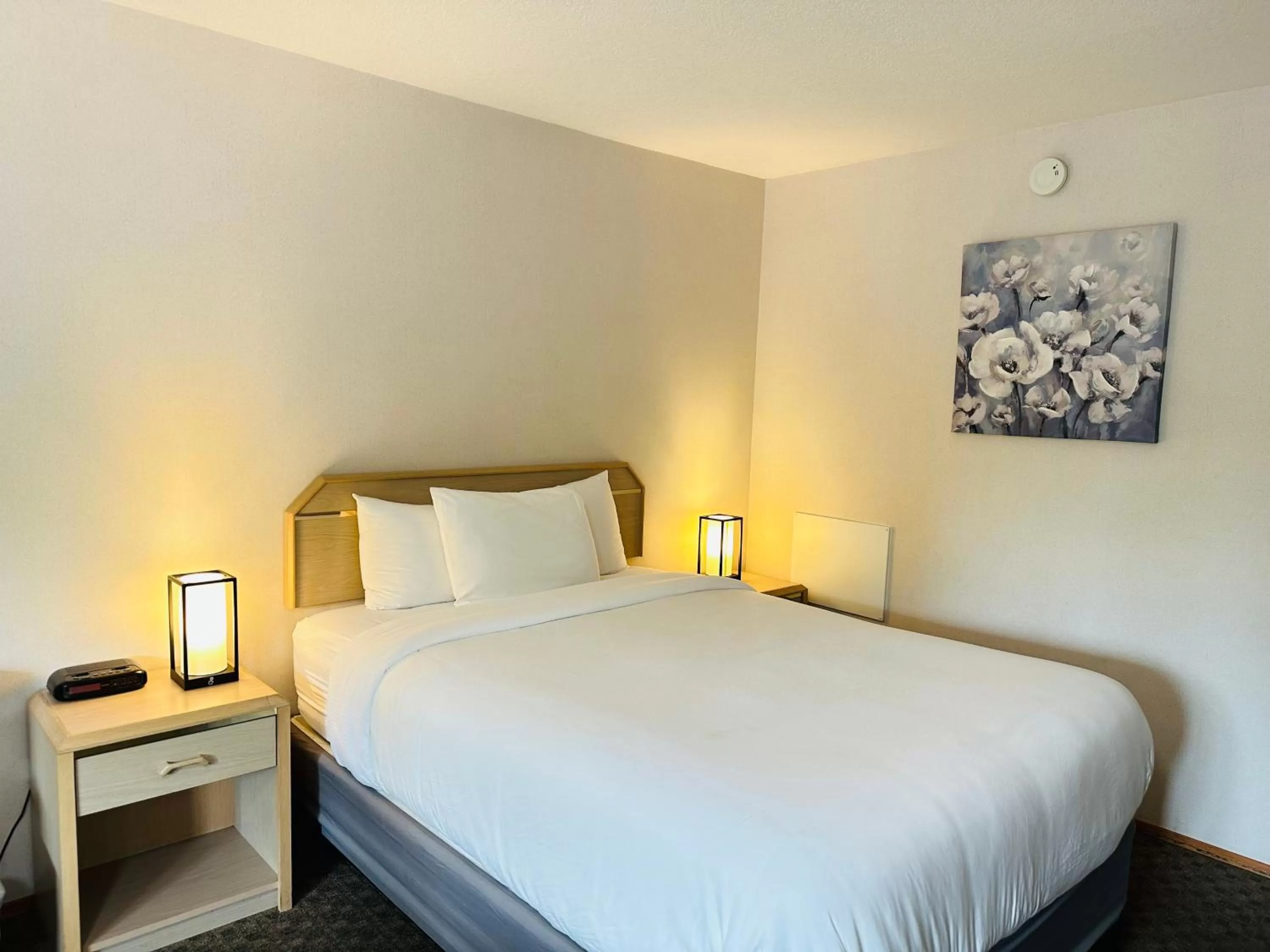 Bed in Timberland Inn & Suites