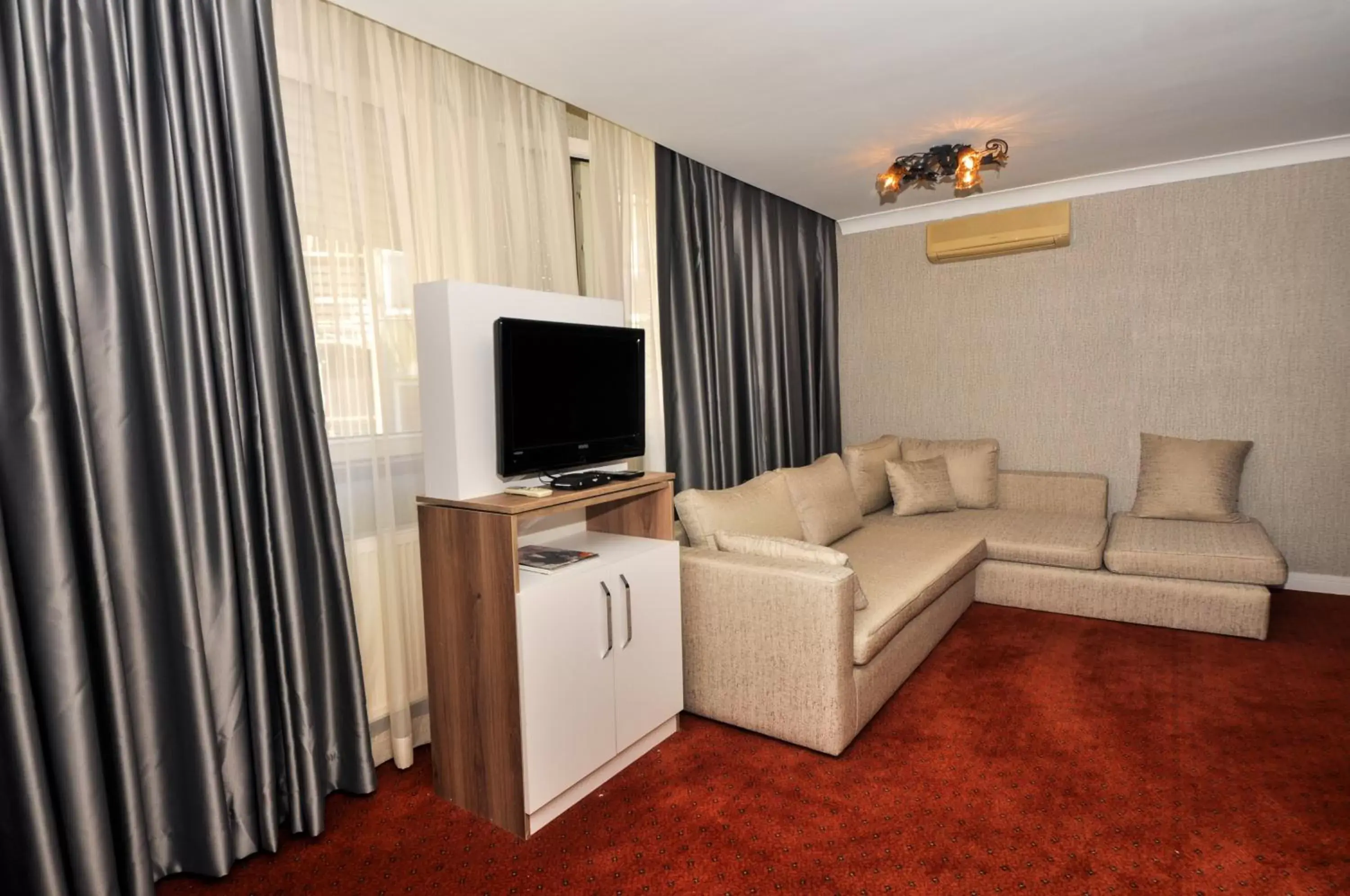 TV/Entertainment Center in Gurkent Hotel