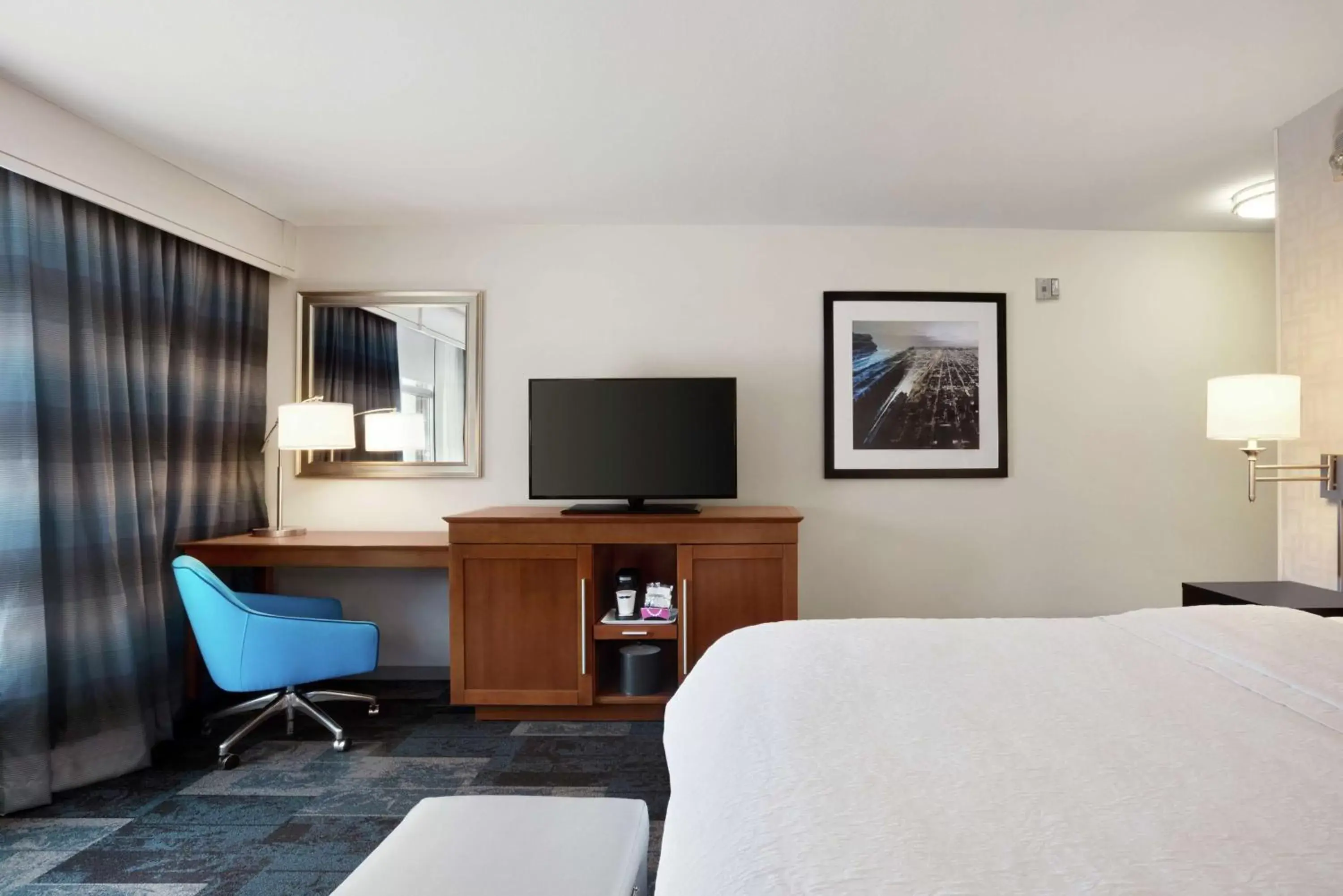 Bedroom, TV/Entertainment Center in Hampton Inn & Suites Rosemont Chicago O'Hare