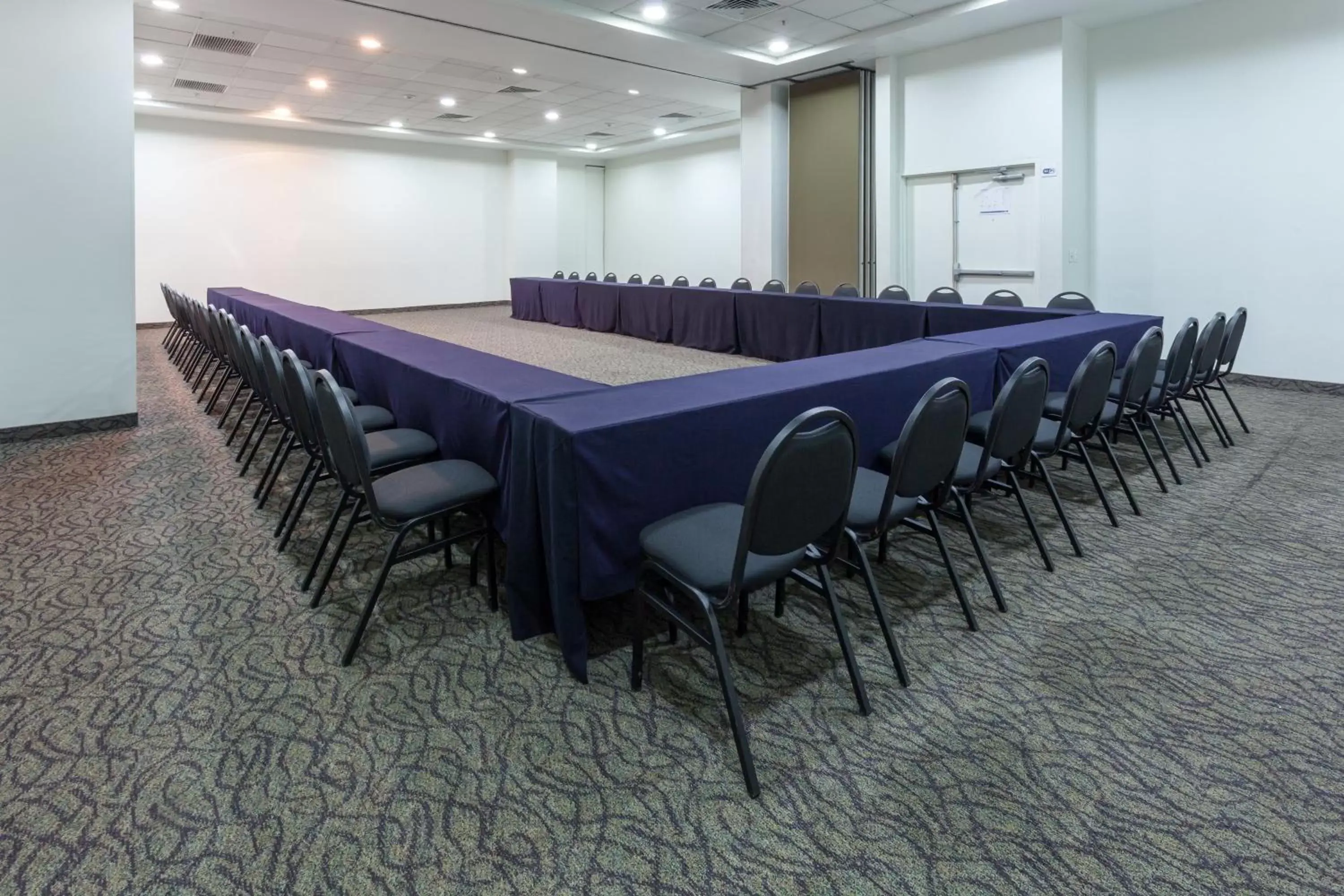 Meeting/conference room in Holiday Inn Express Guadalajara Iteso, an IHG Hotel