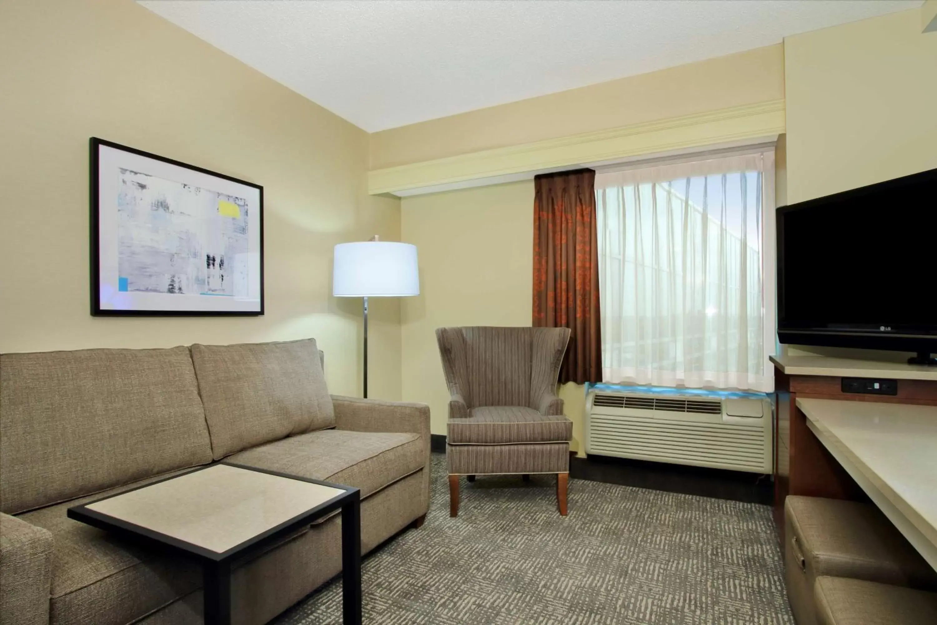 Living room, Seating Area in Hampton Inn & Suites Columbus-Downtown, Ohio