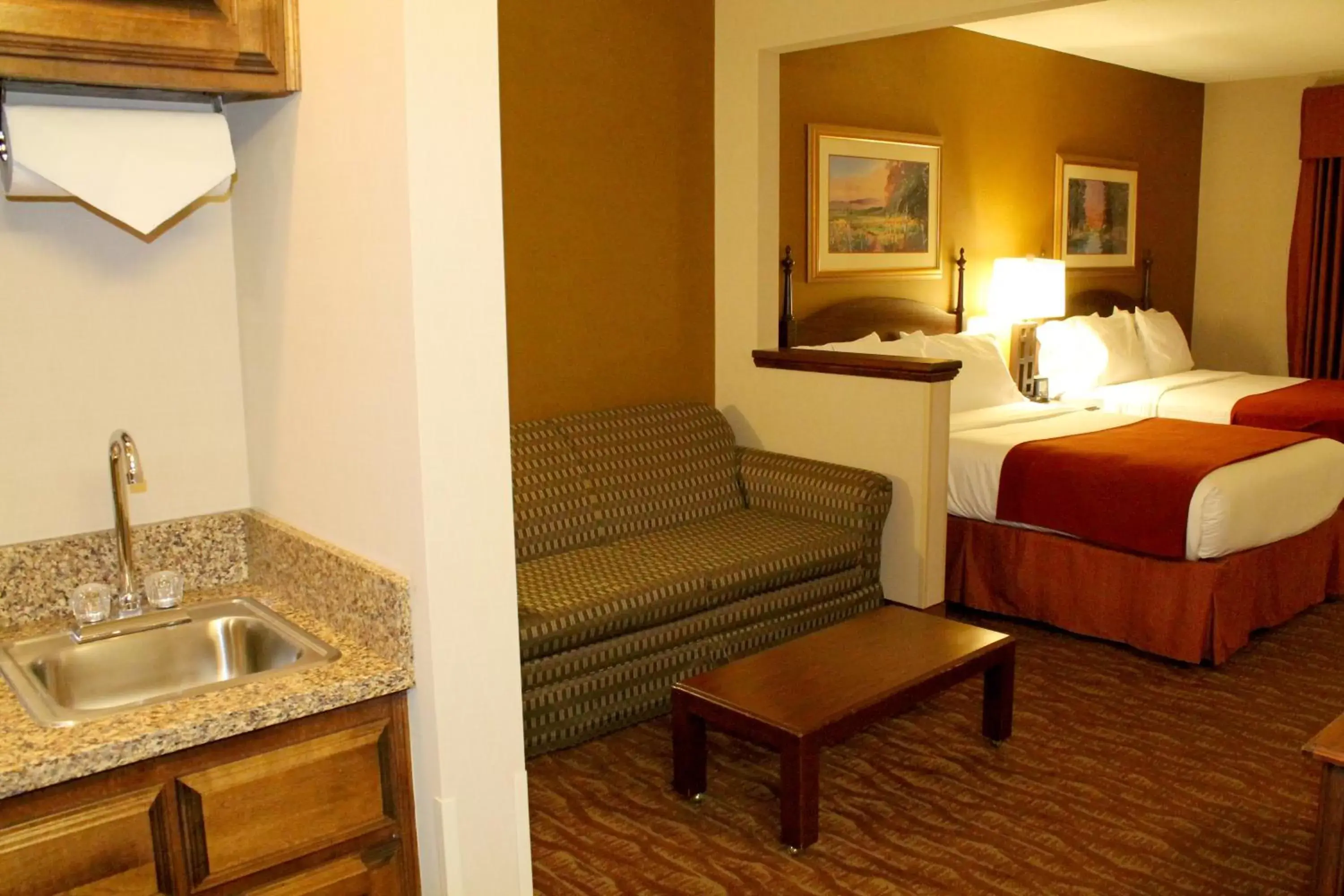 Kitchen or kitchenette in Auburn Place Hotel & Suites Paducah