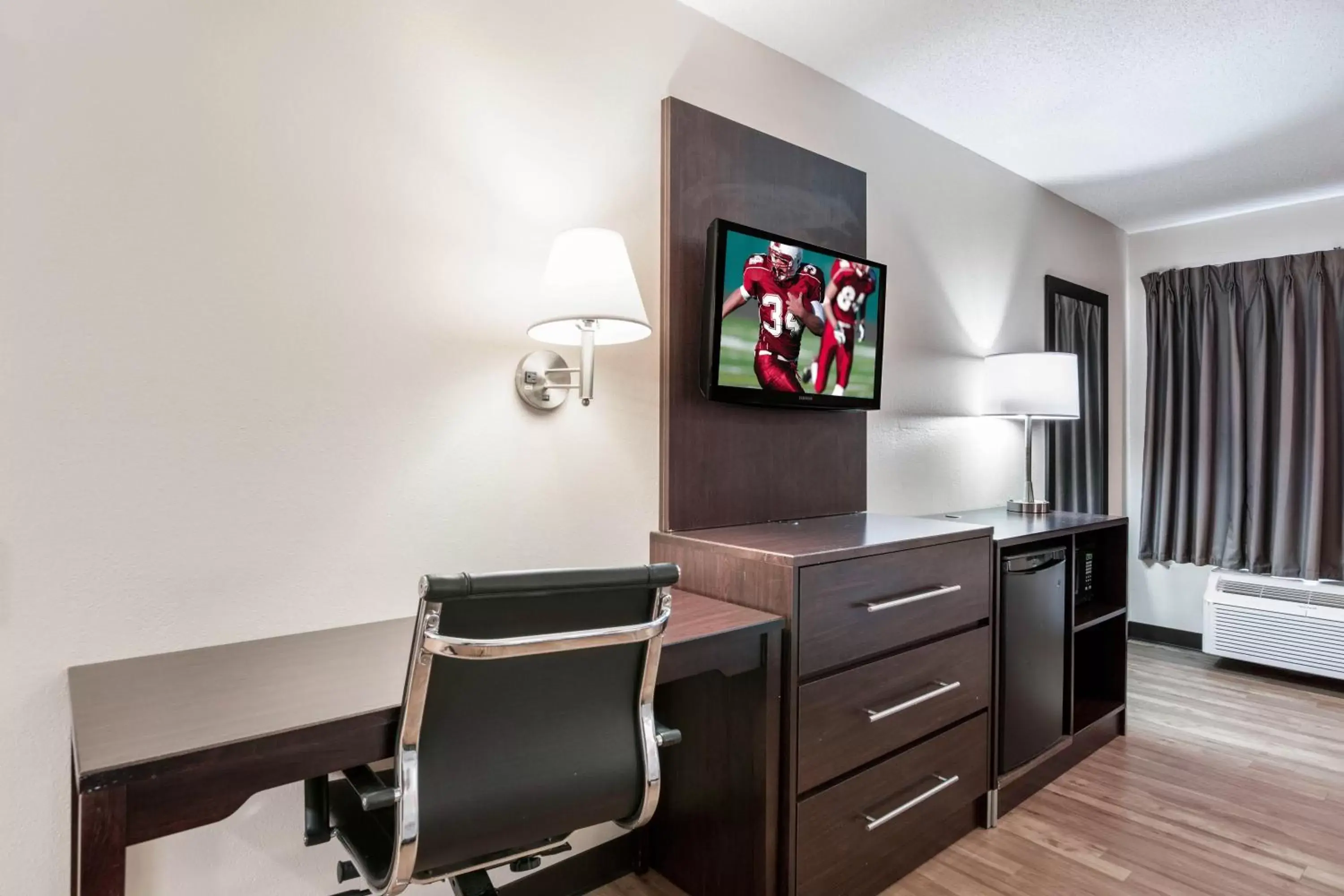 Photo of the whole room, TV/Entertainment Center in Red Roof Inn Richmond, KY