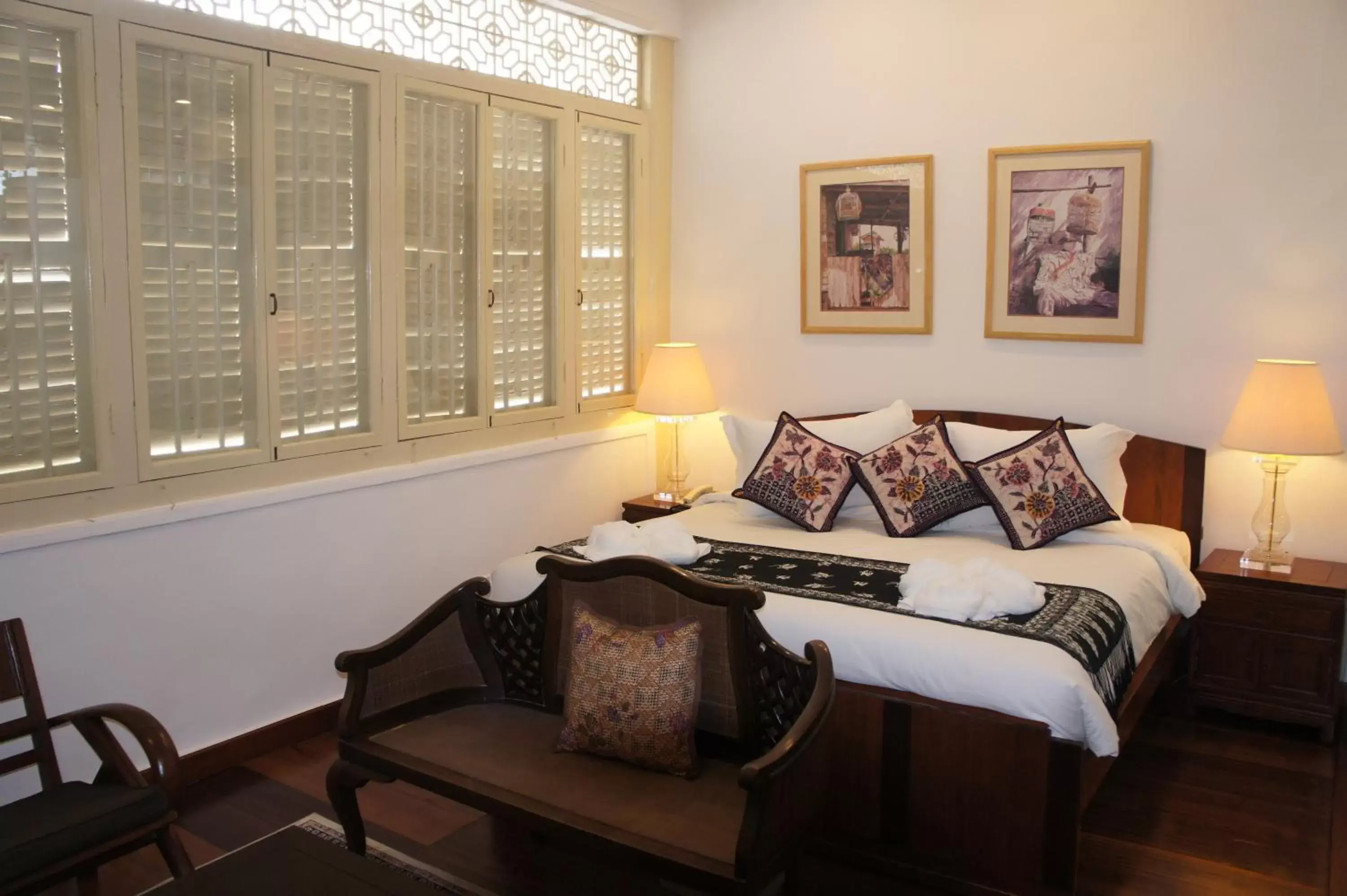 Bedroom, Seating Area in Heeren Palm Suites