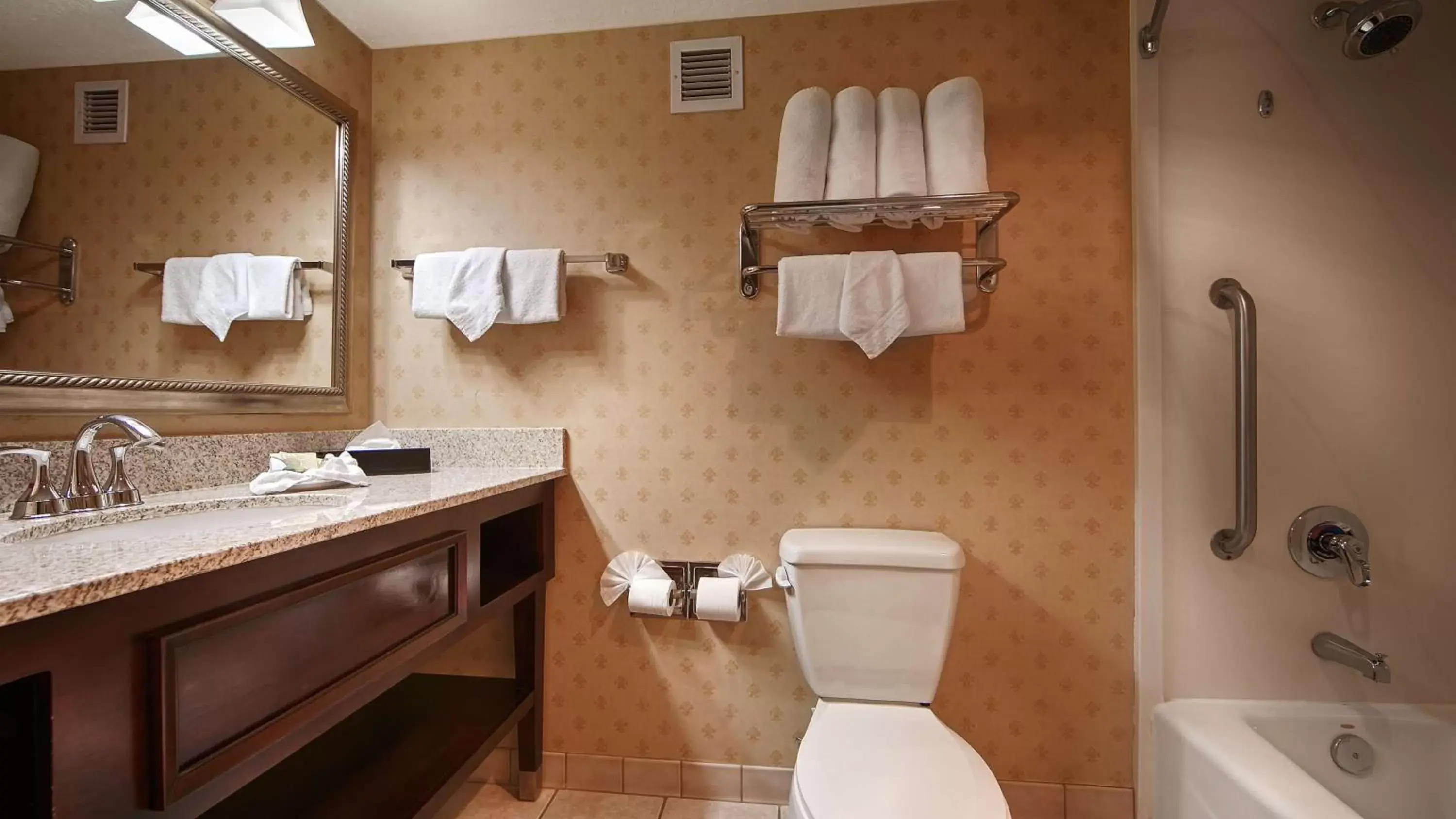 Photo of the whole room, Bathroom in Best Western Plus Abbey Inn