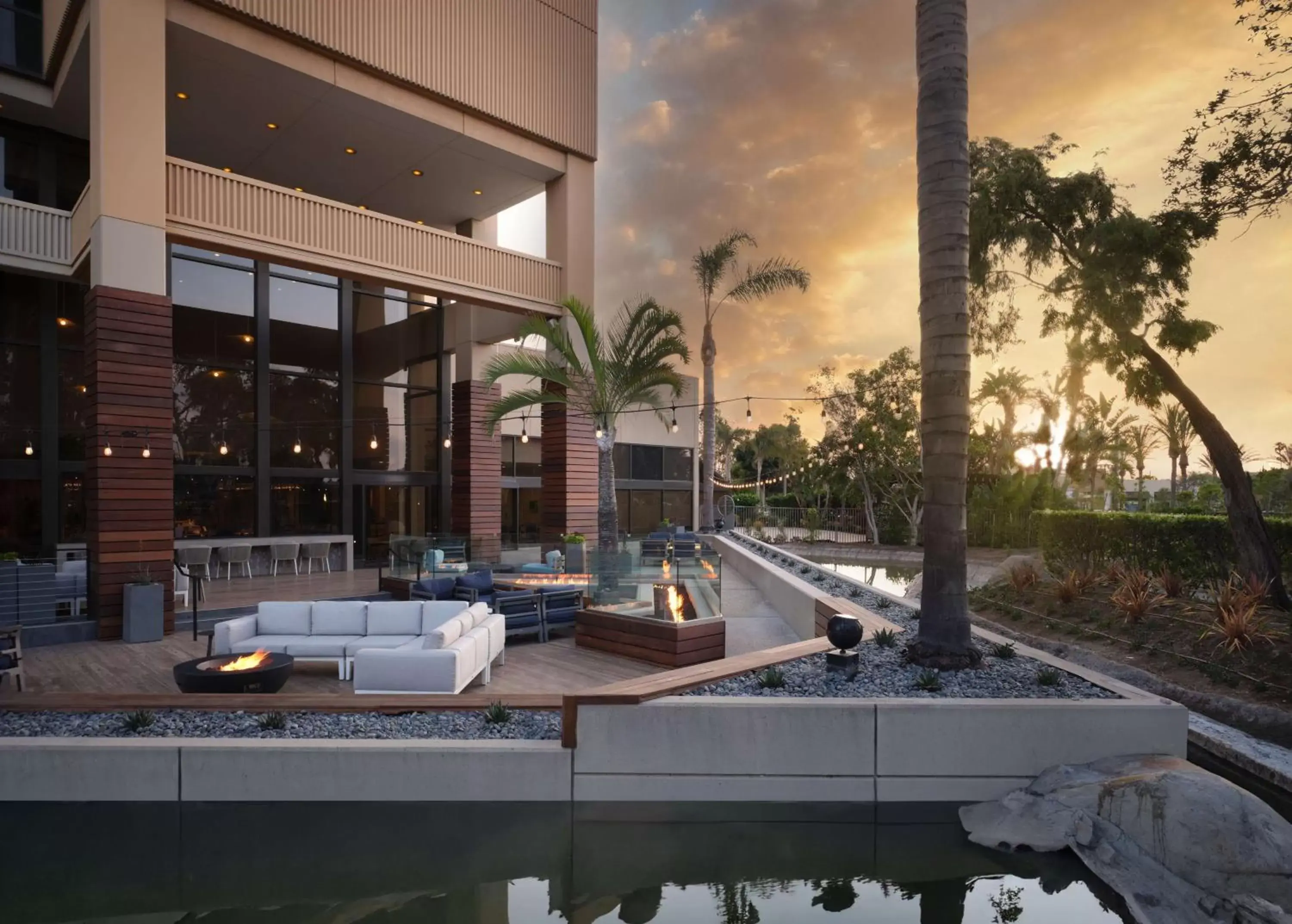 Patio in Hotel Fera Anaheim, a DoubleTree by Hilton Hotel