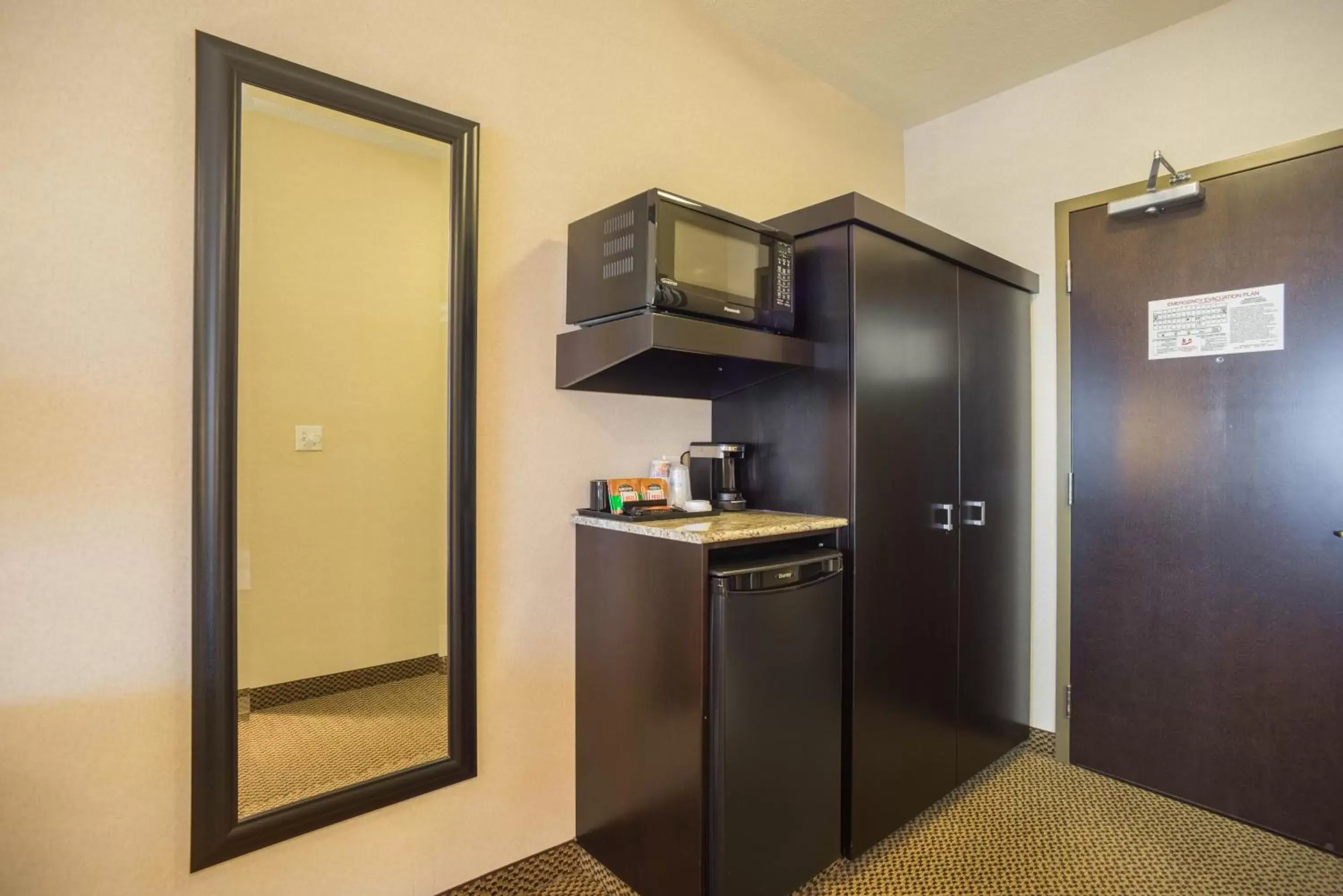 Coffee/tea facilities, Kitchen/Kitchenette in Best Western Bonnyville Inn & Suites