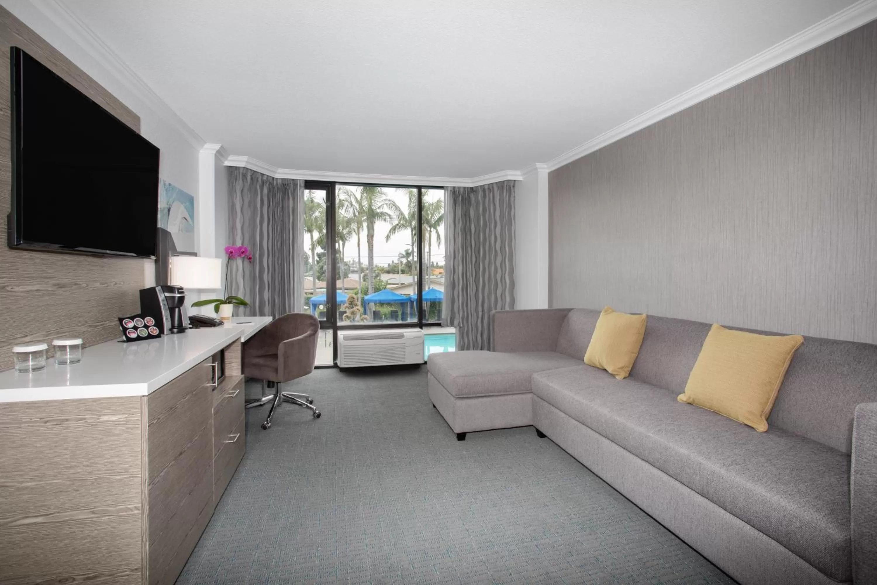 Living room in Crowne Plaza Costa Mesa Orange County by IHG