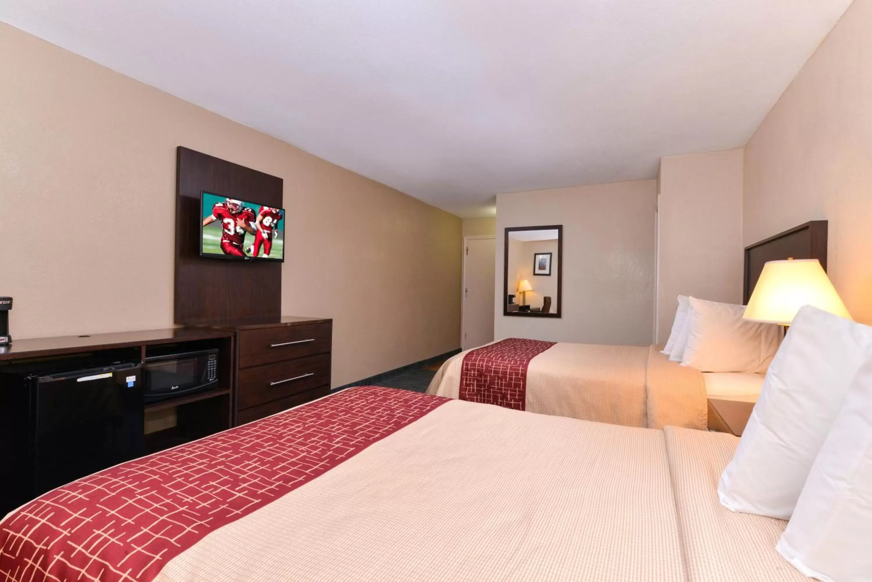 Photo of the whole room, Bed in Red Roof Inn Chambersburg