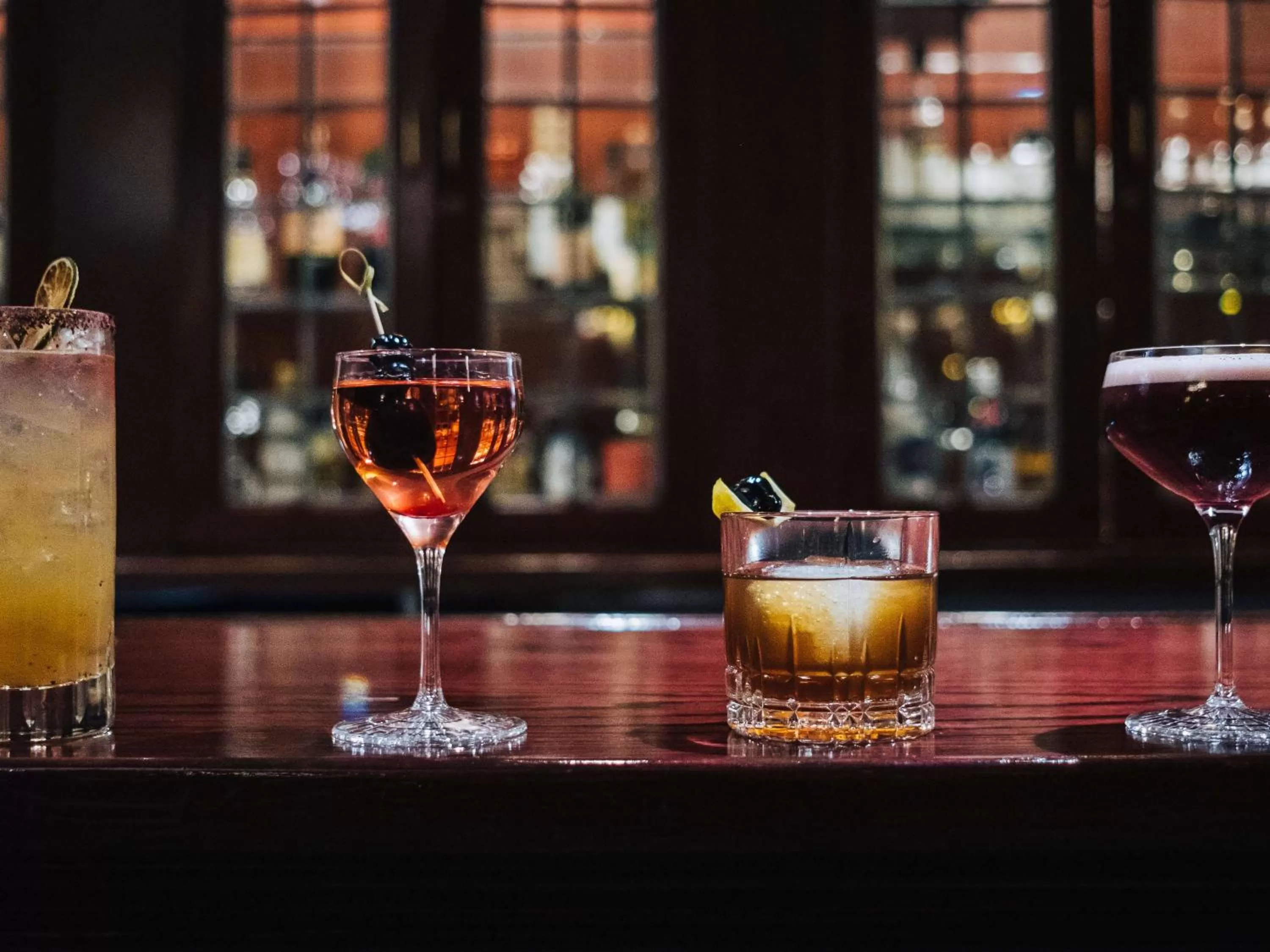 Lounge or bar in Fairmont Jasper Park Lodge