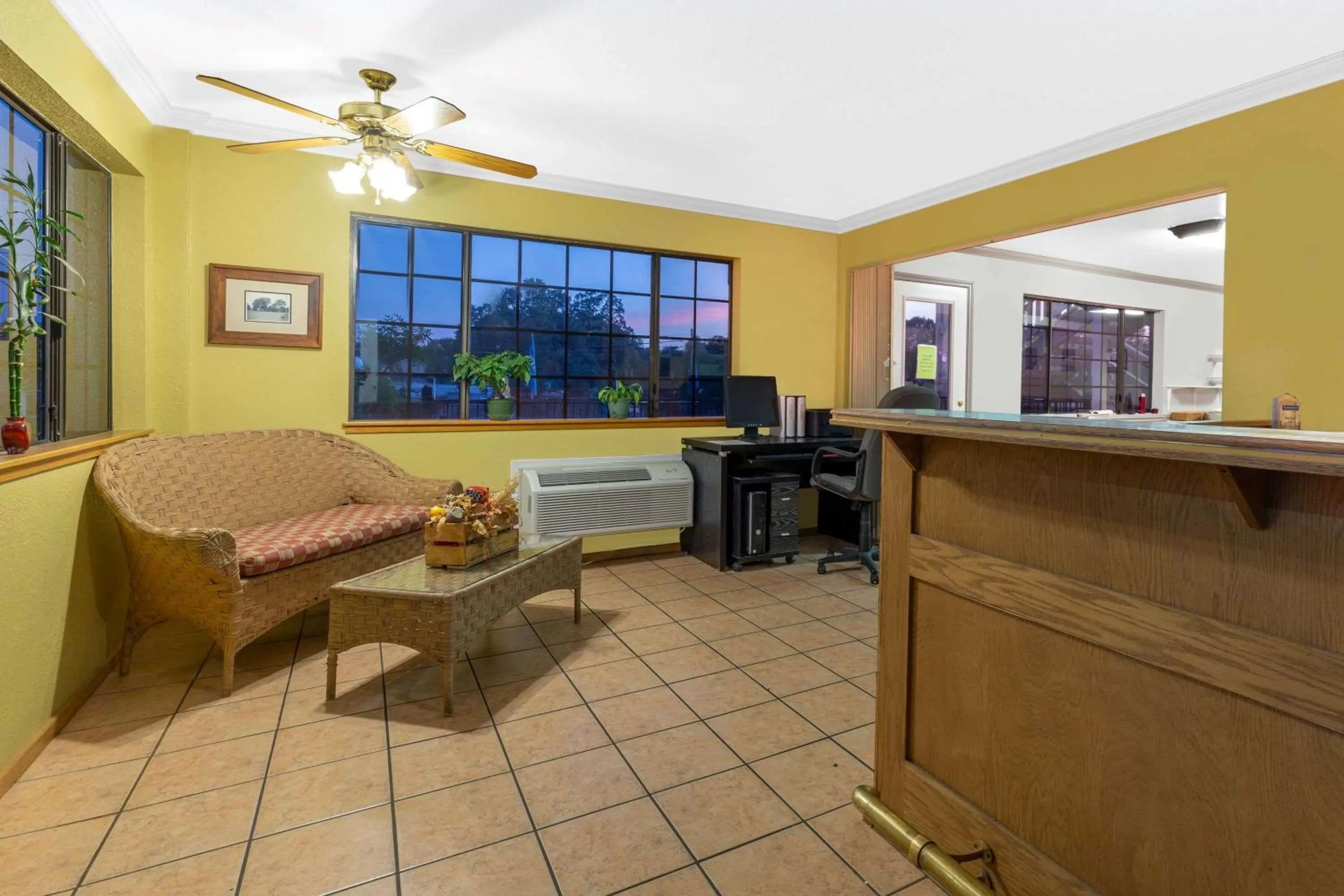 Lobby or reception in Travelodge by Wyndham Angels Camp CA