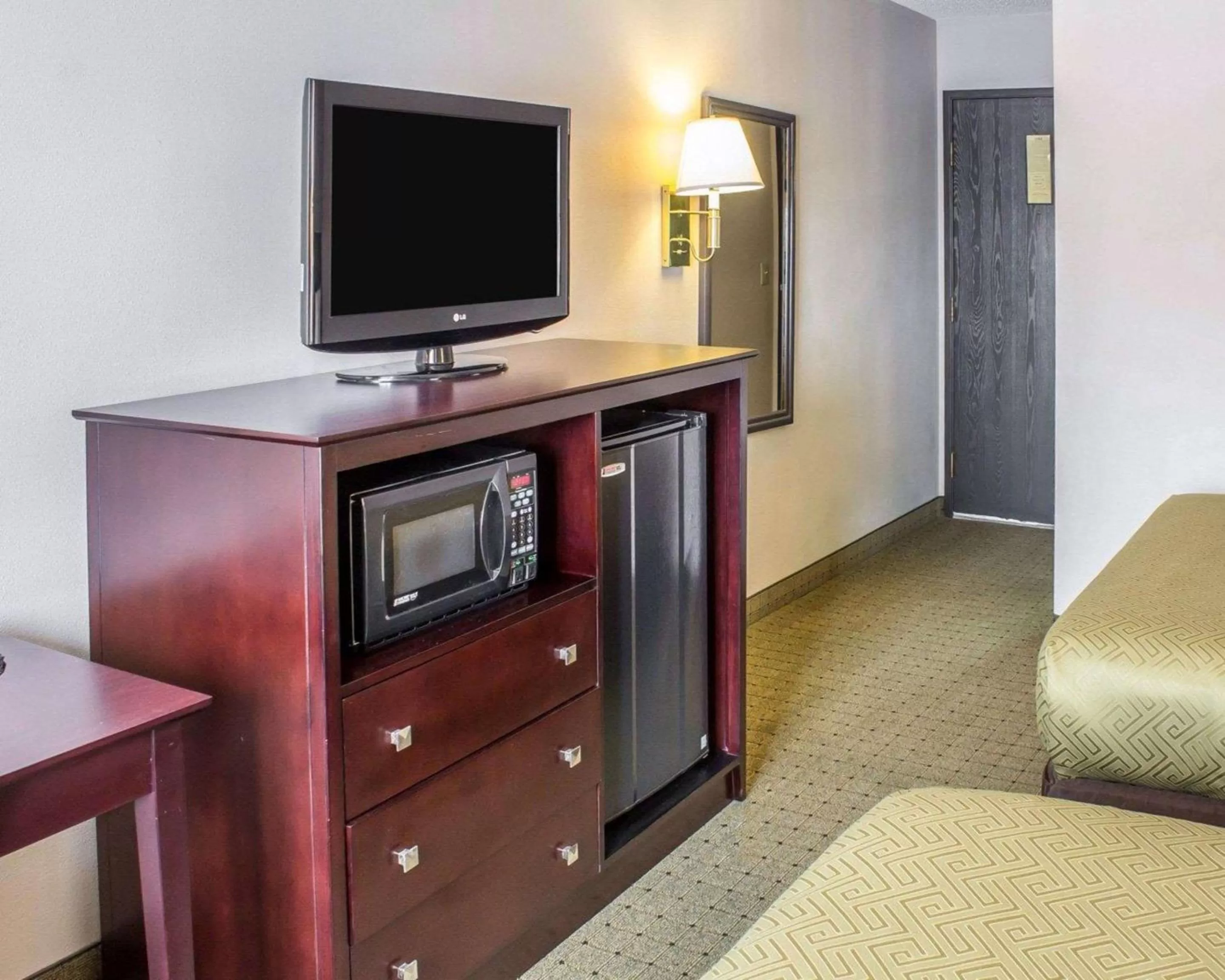 Photo of the whole room in Econo Lodge