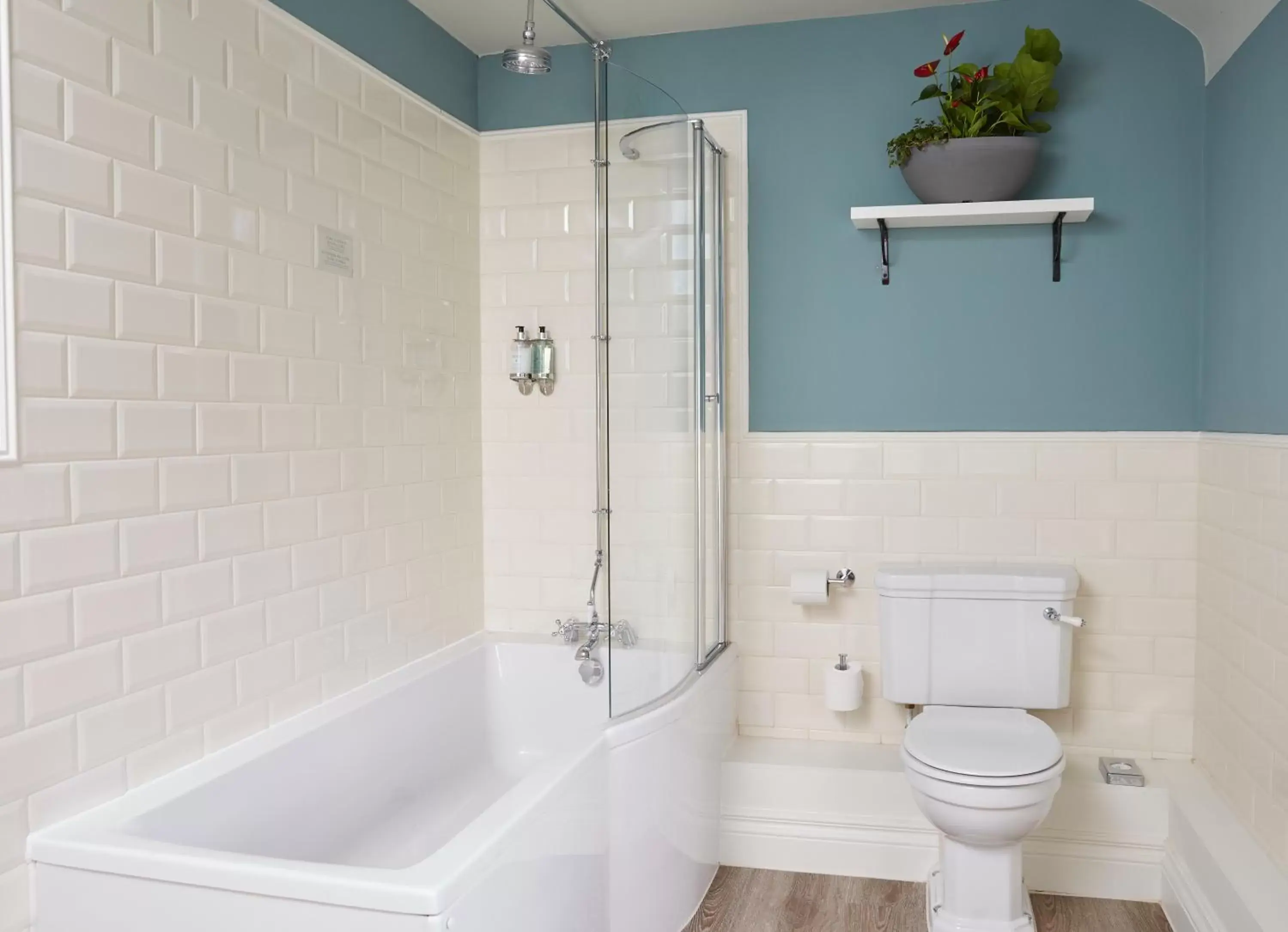 Bathroom in Riverside Inn by Chef & Brewer Collection