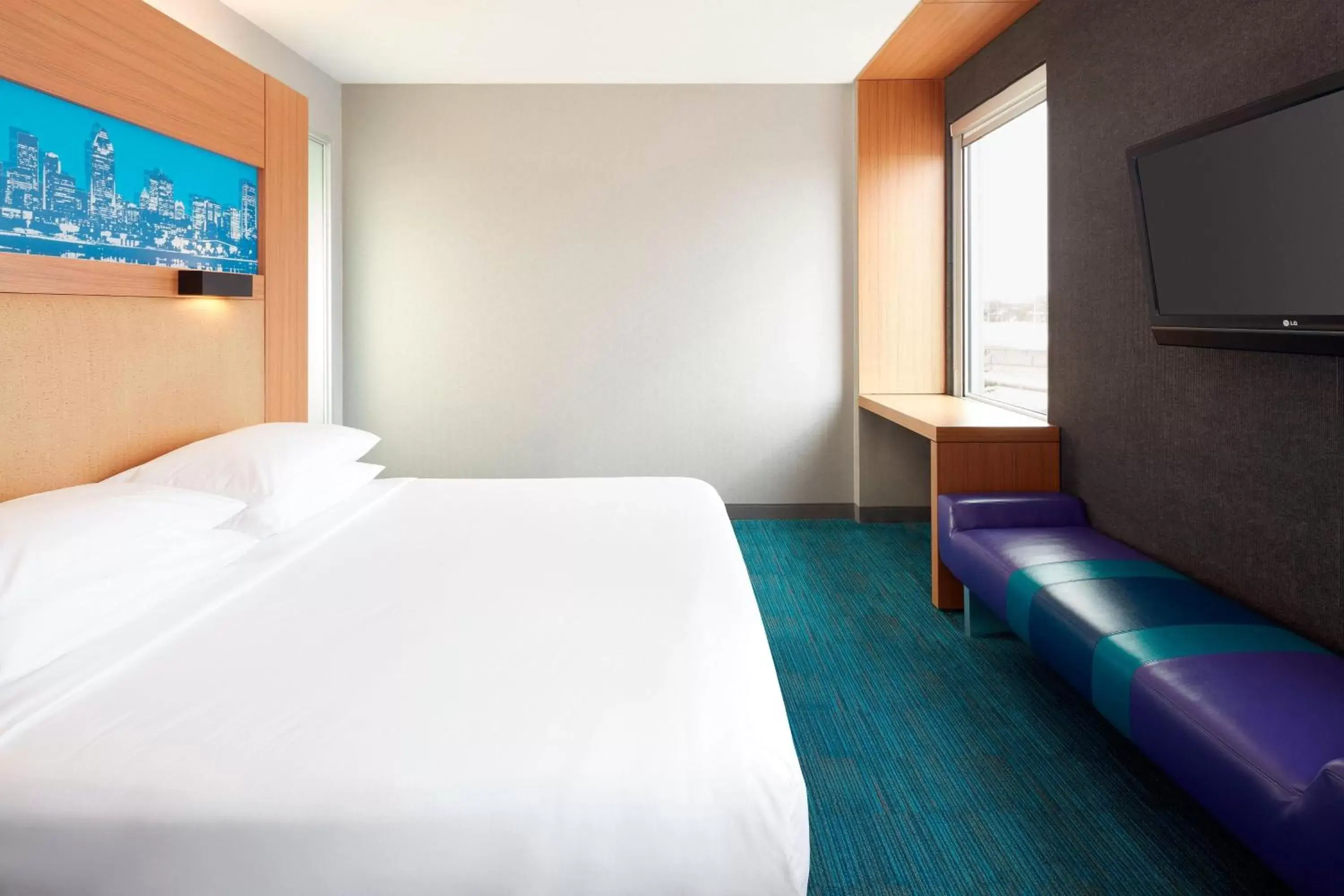 Photo of the whole room, Bed in Aloft Montreal Airport