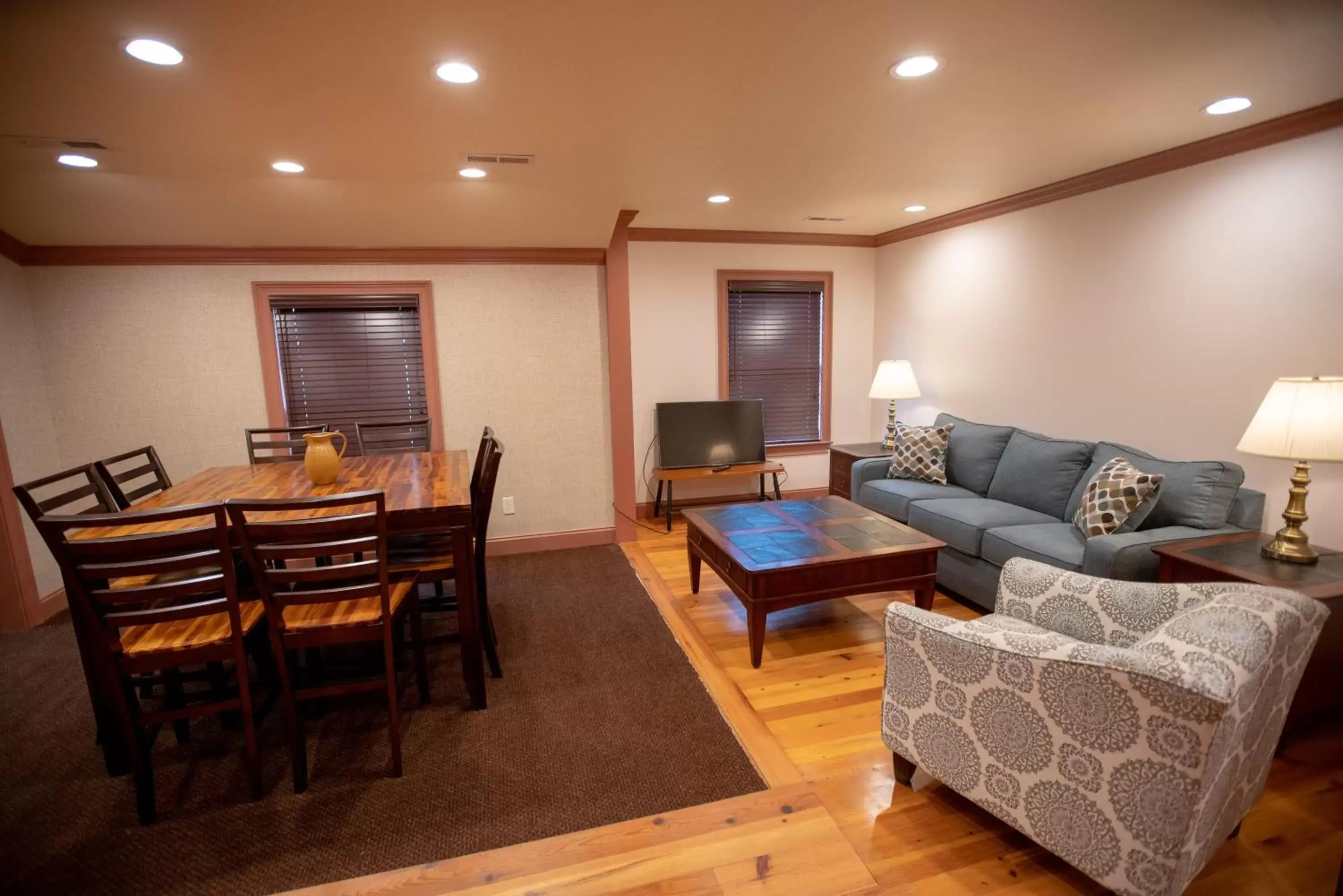 Seating Area in Howard's Creek Inn