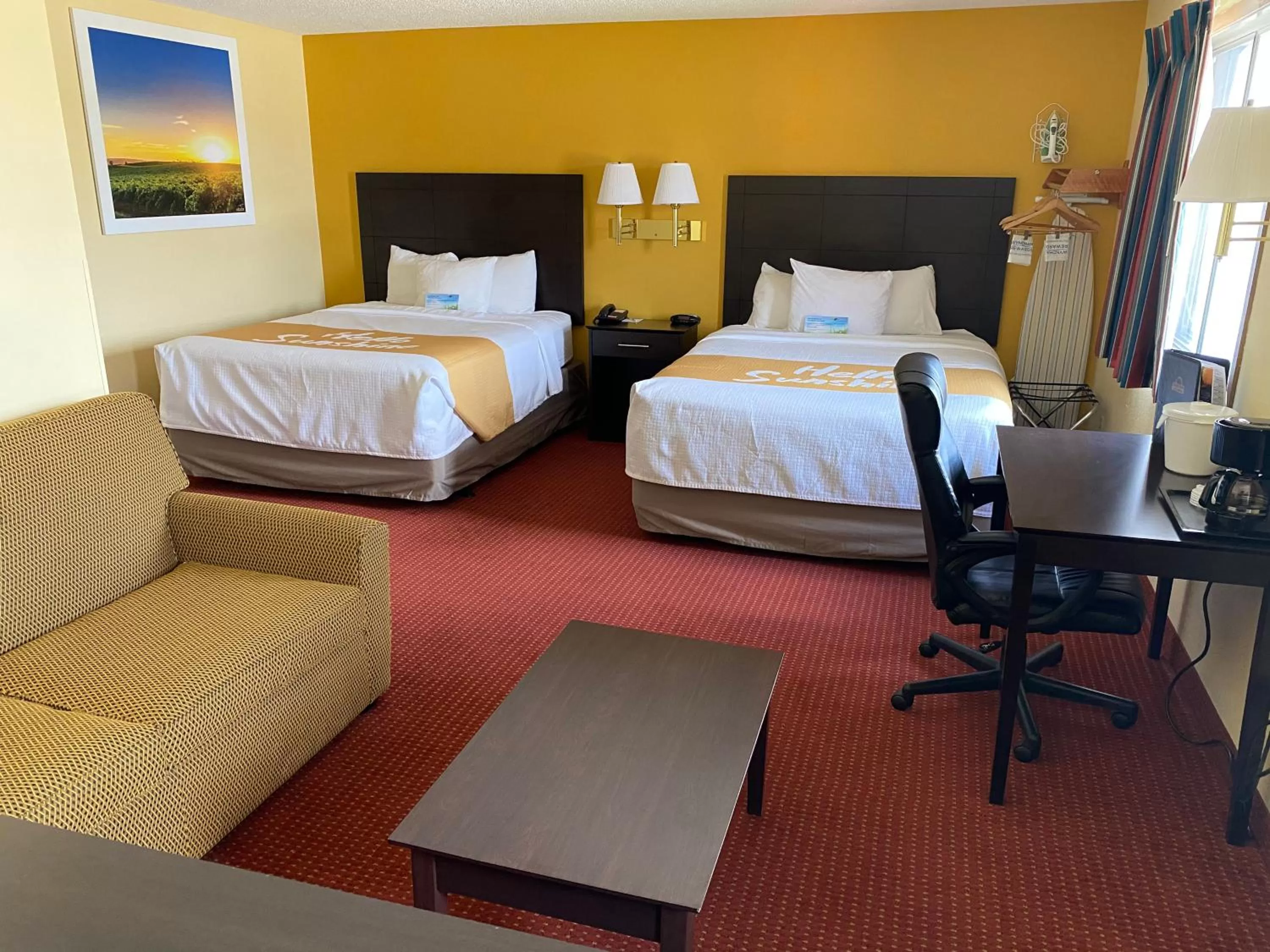 Bed in Days Inn & Suites by Wyndham Des Moines Airport