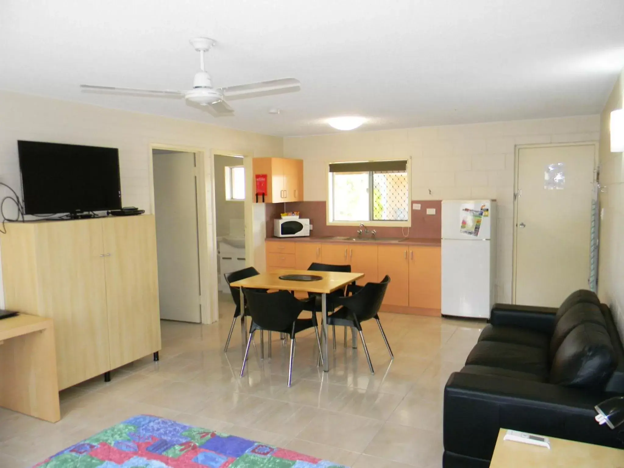 Property building, Dining Area in Mackay Apartments The Rover