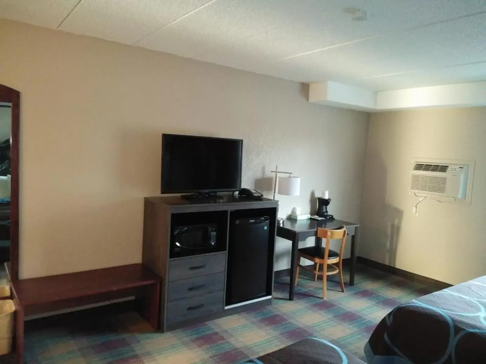 TV and multimedia, TV/Entertainment Center in Super 8 by Wyndham Glenwood