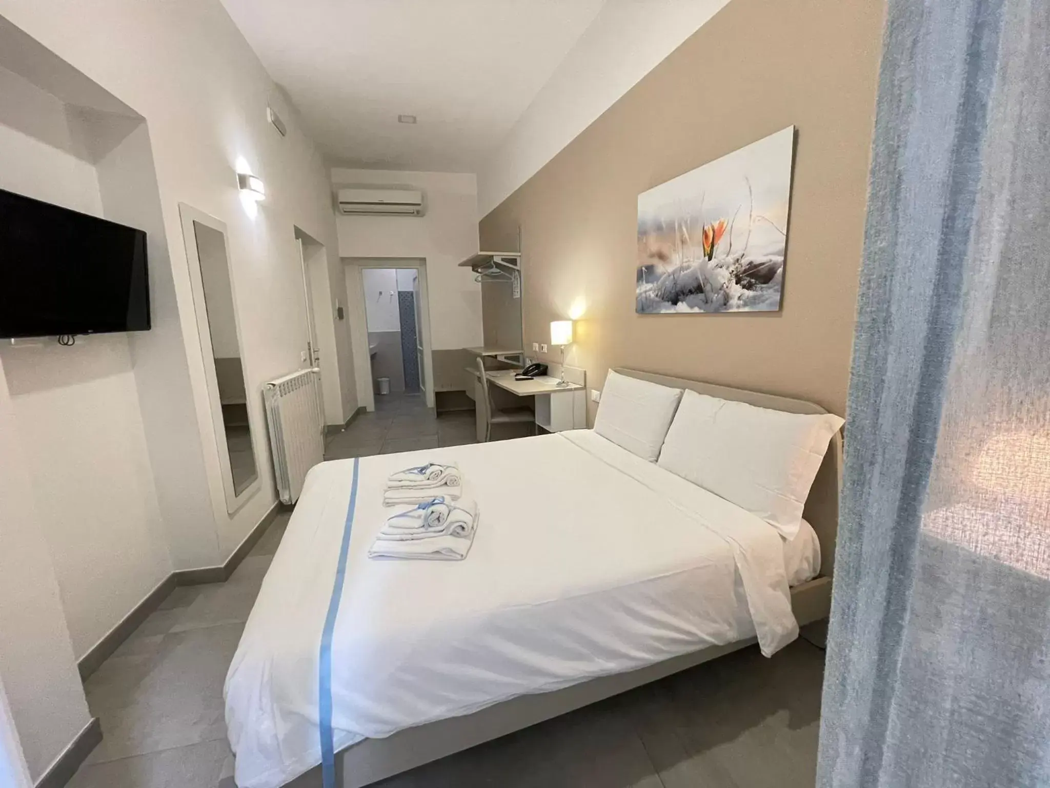 TV and multimedia, Bed in Le Quattro Stagioni - Rooms & Suite