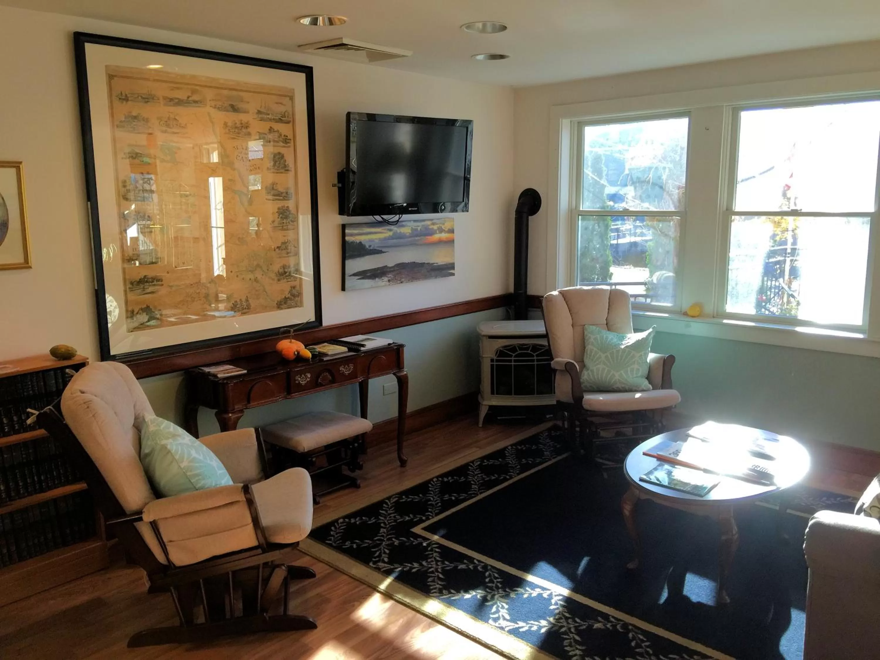 Communal lounge/ TV room in Camden Riverhouse Hotel and Inn