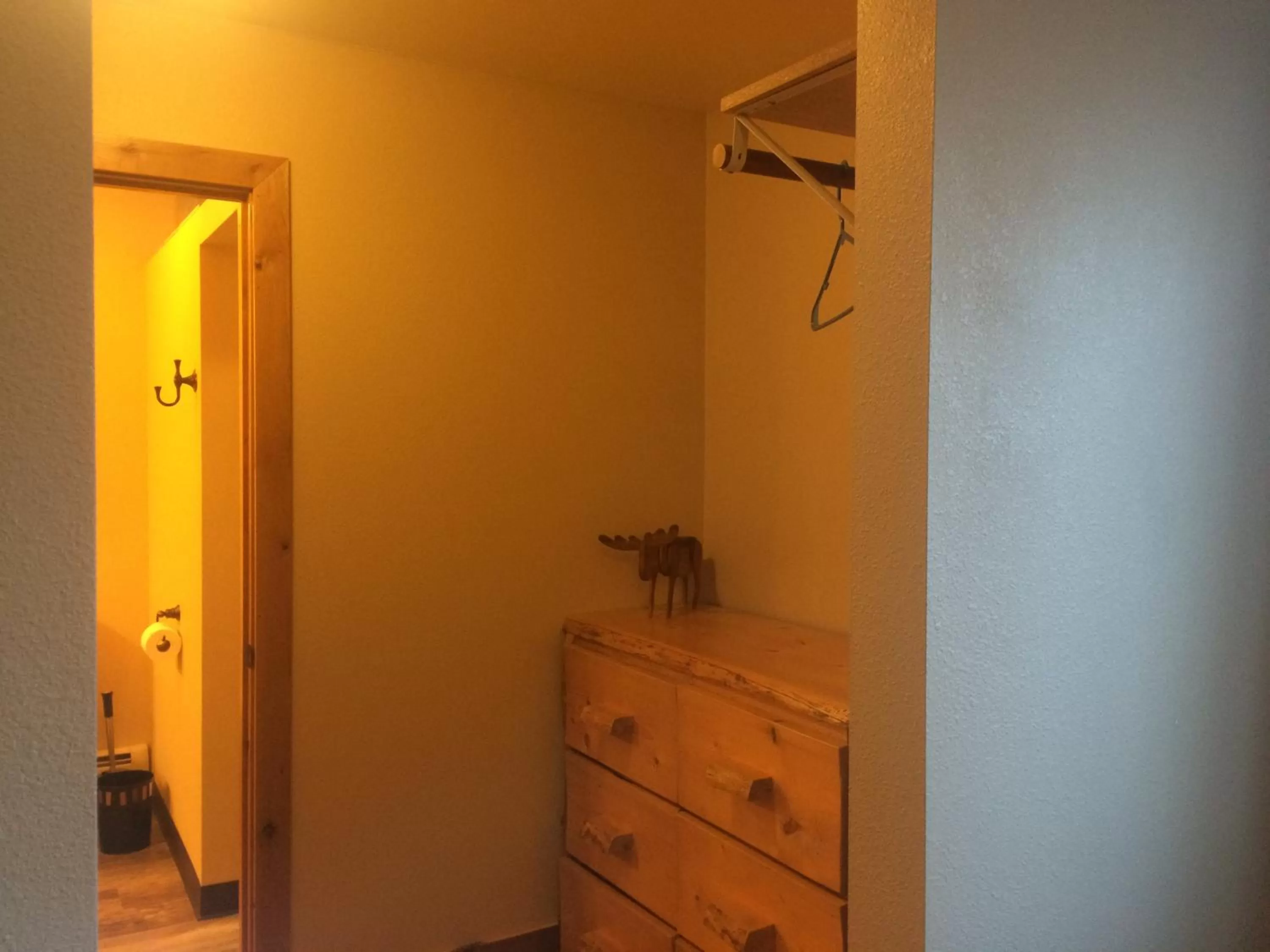 Bathroom, TV/Entertainment Center in Fishhook Sunrise B&B