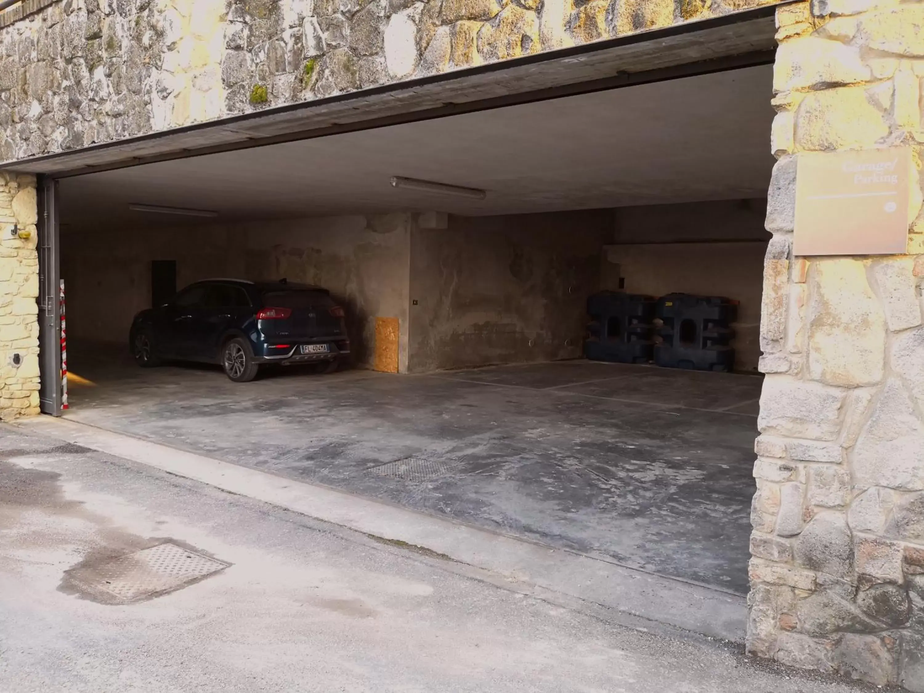 Parking in Le Torri - Castiglione Falletto