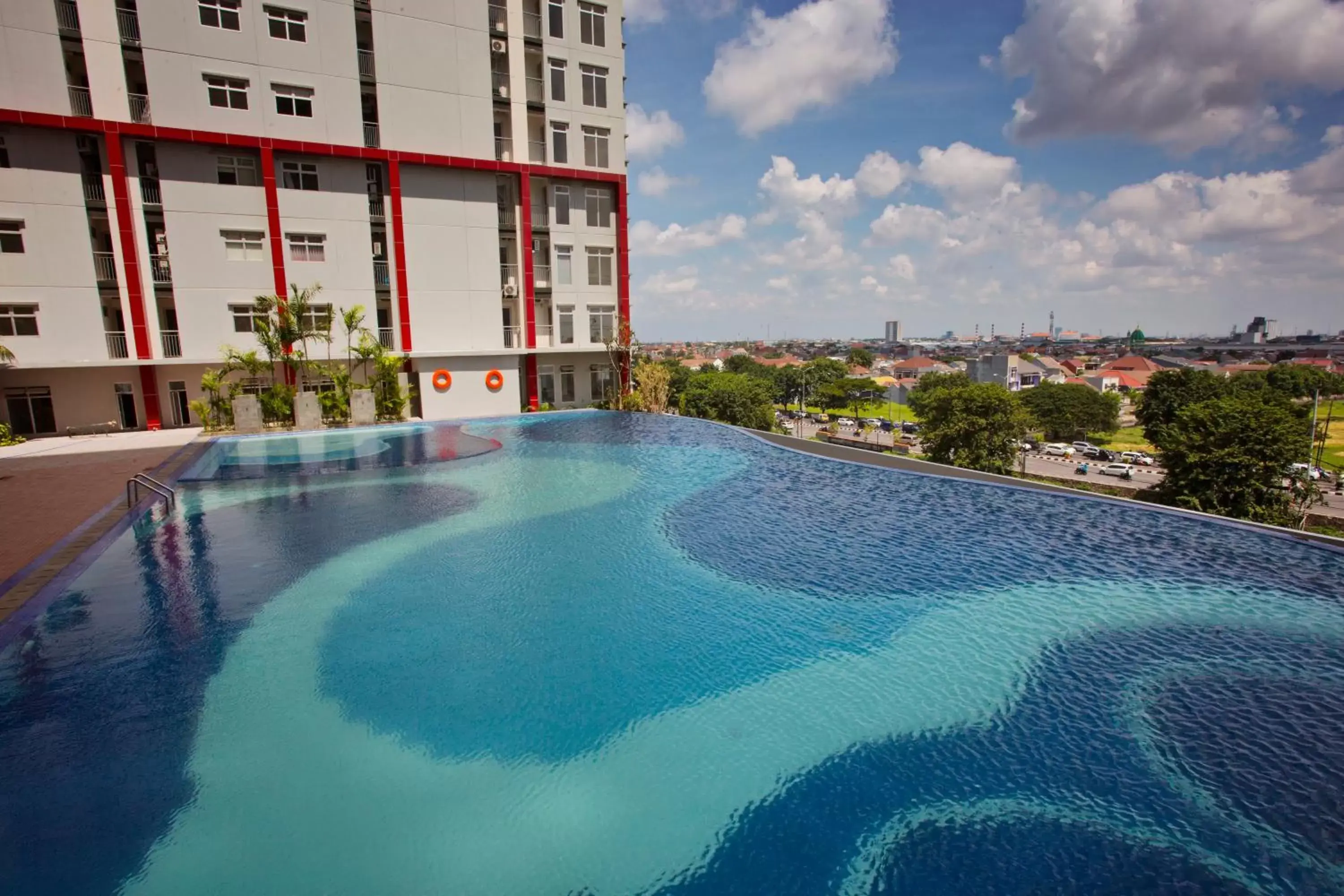 Swimming Pool in Hotel Gunawangsa MERR