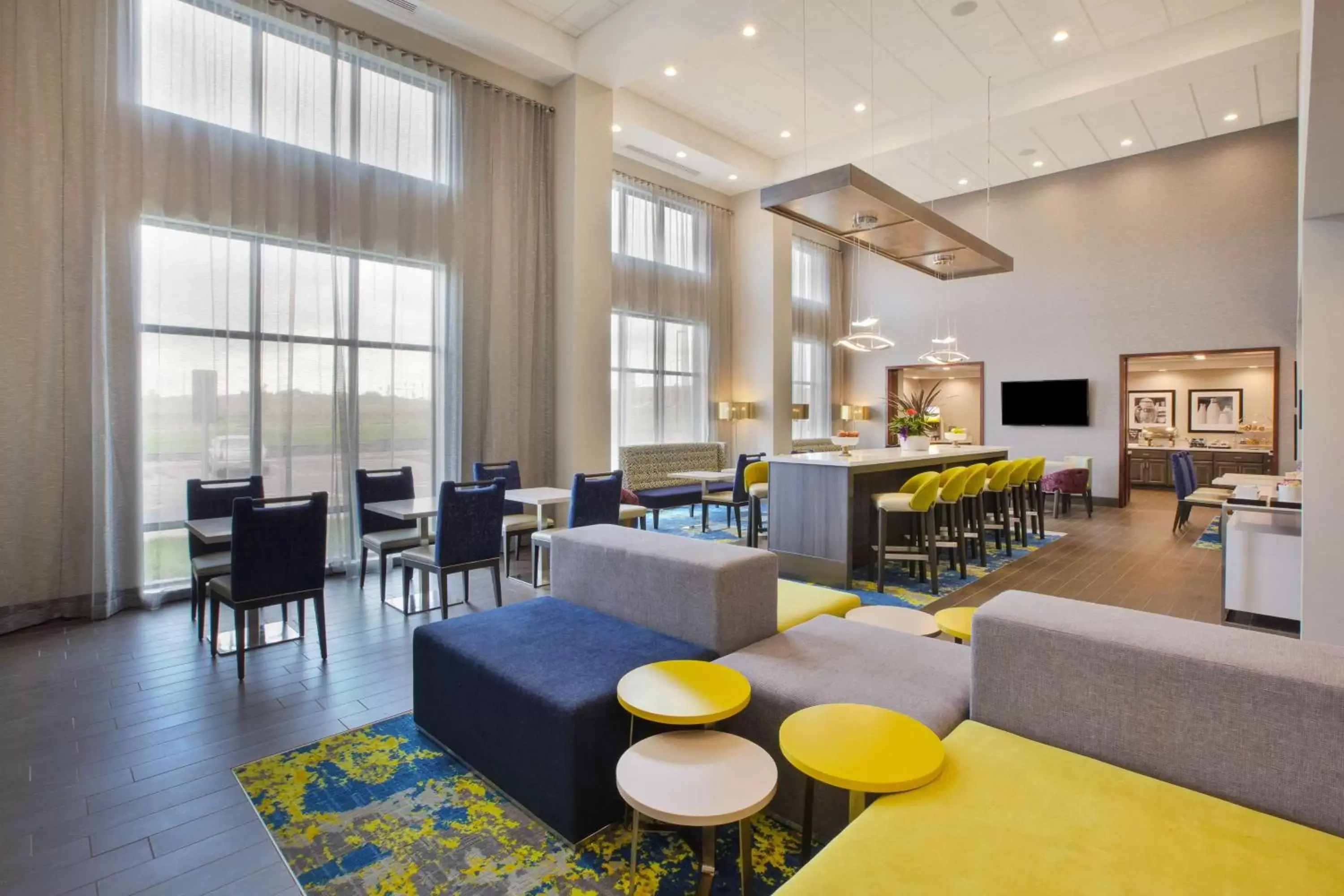 Lobby or reception, Lounge/Bar in Hampton Inn & Suites By Hilton, Southwest Sioux Falls