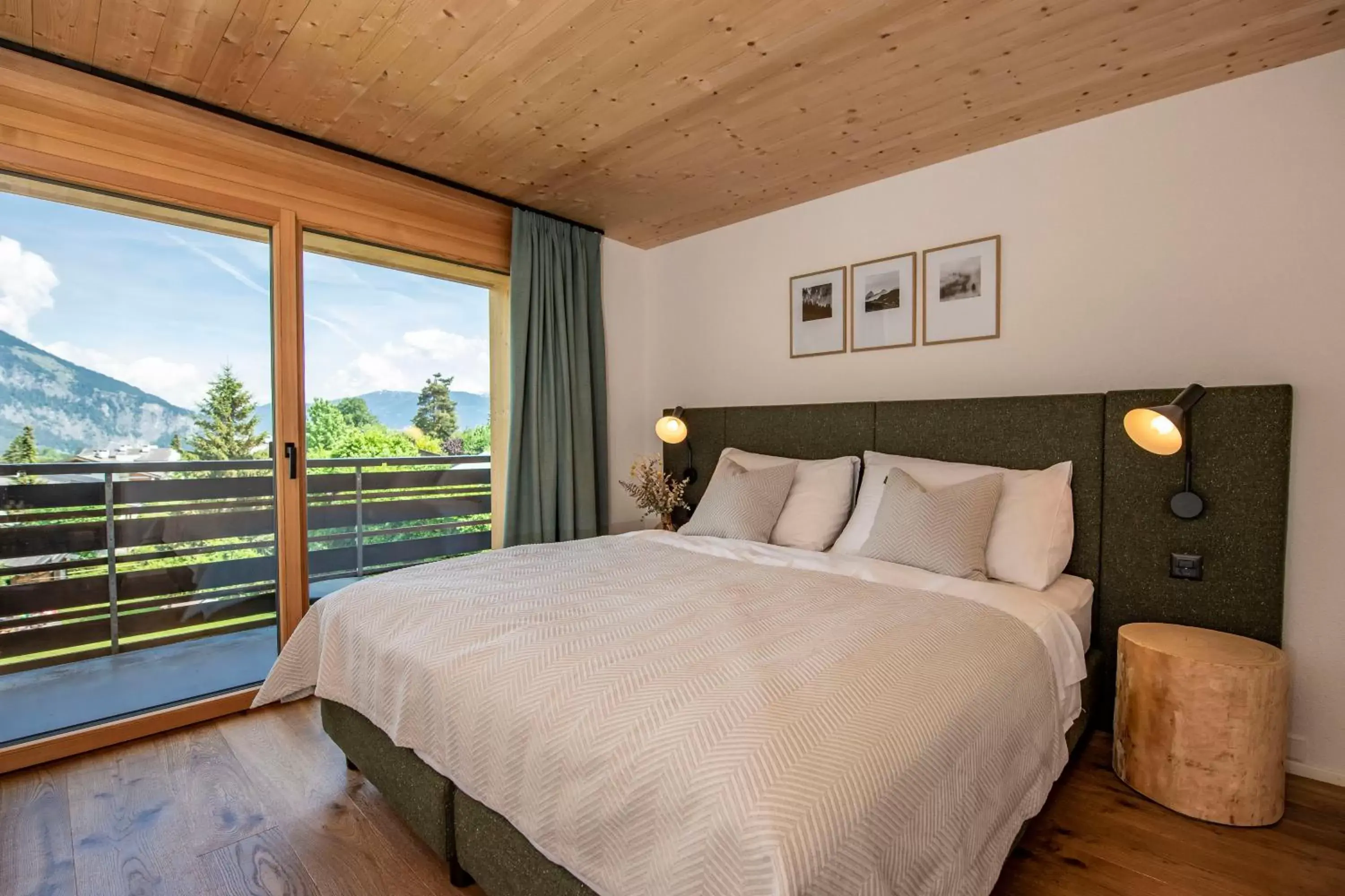 Photo of the whole room, Bed in Flem Mountain Lodge