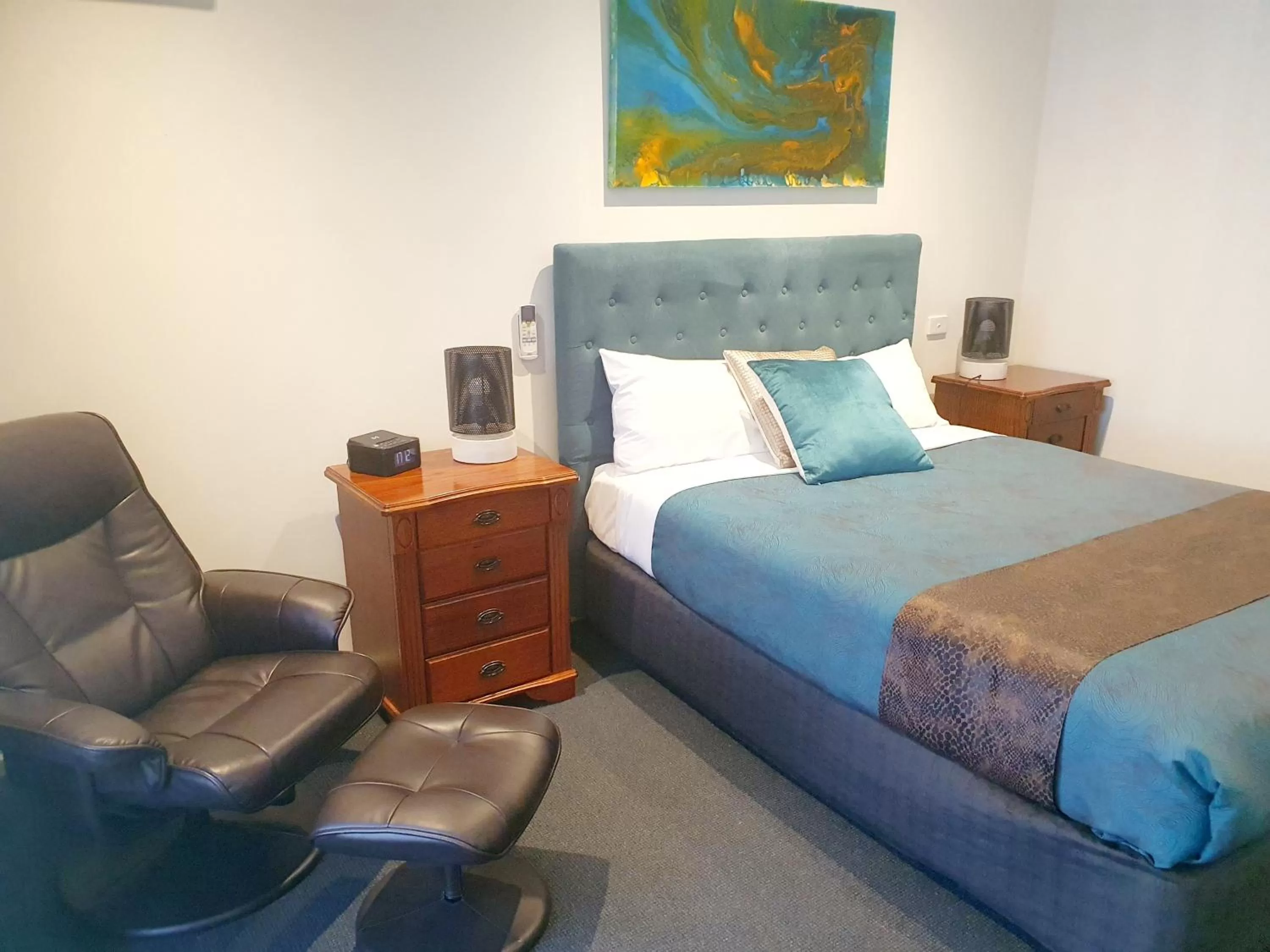 View (from property/room), Bed in Addison Motor Inn