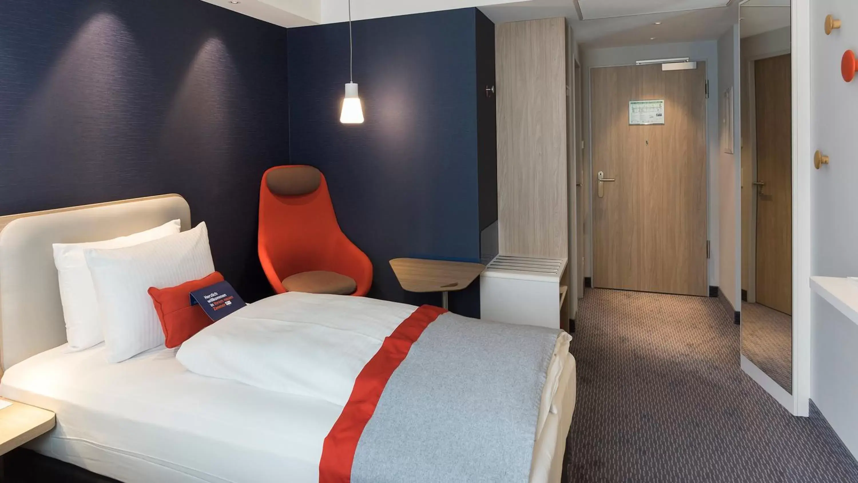 Photo of the whole room, Bed in Holiday Inn Express - Wiesbaden, an IHG Hotel
