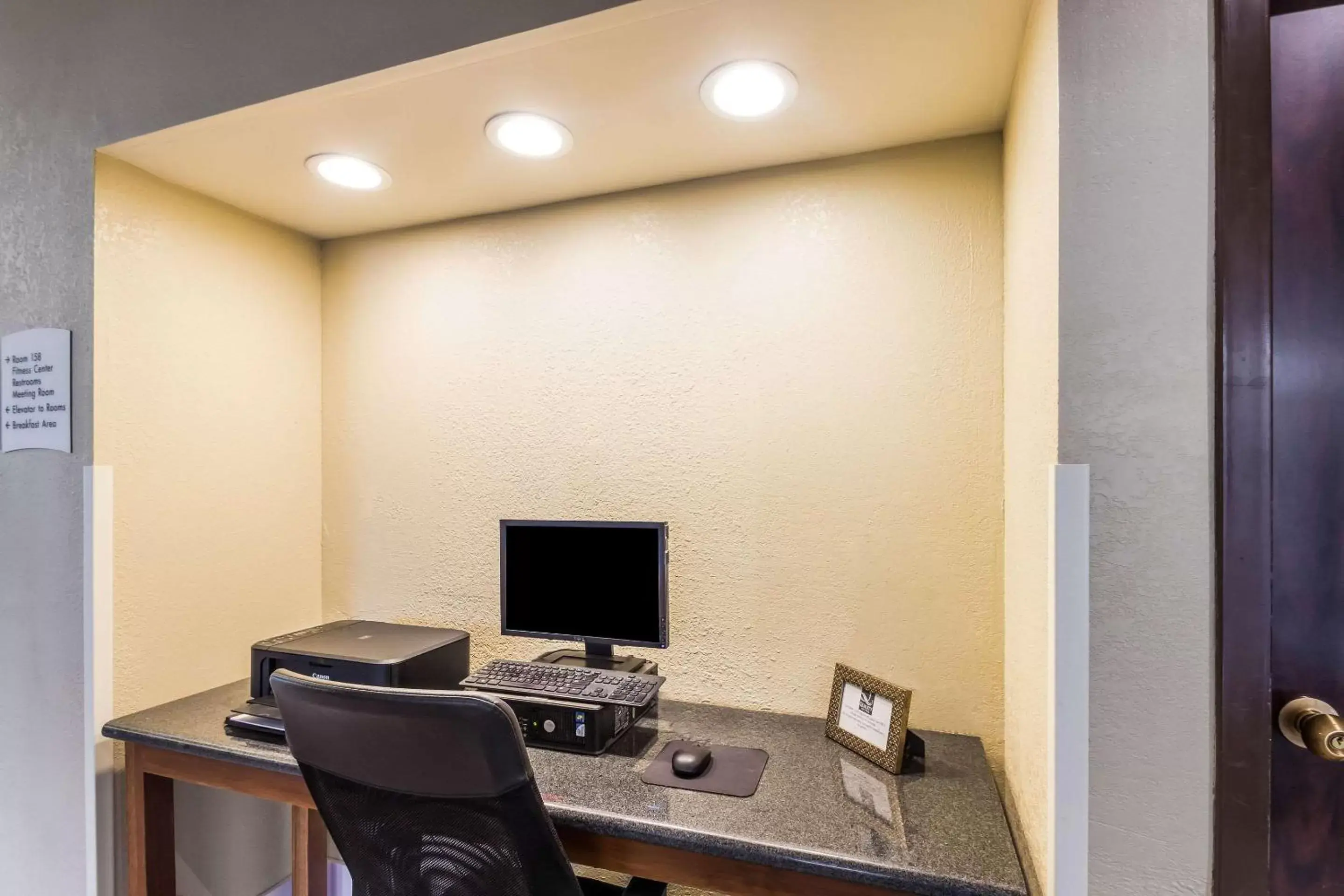 On site, Business Area/Conference Room in Quality Suites Milwaukee Airport