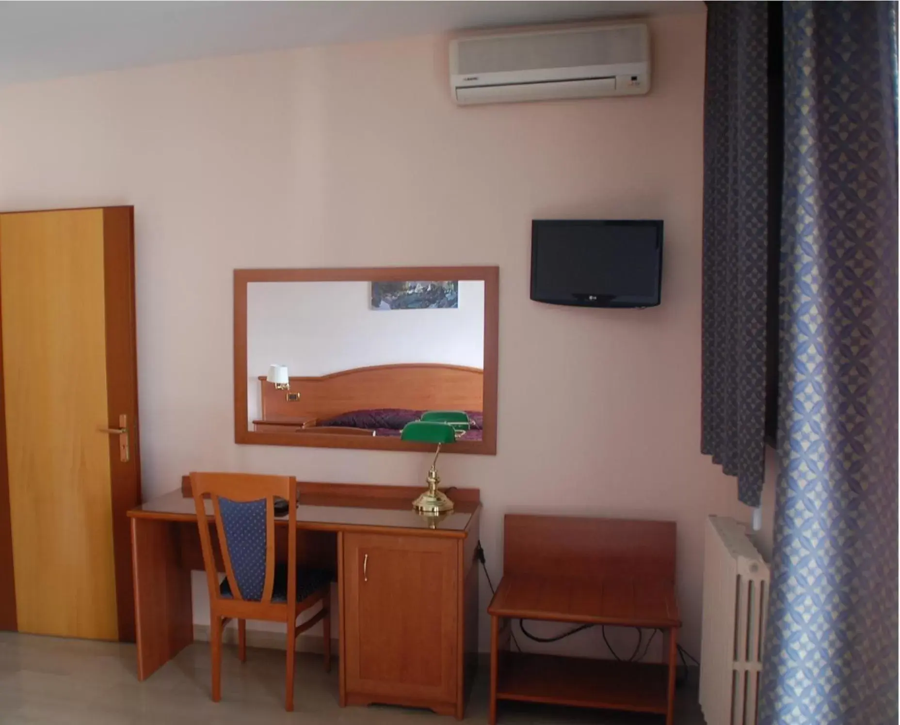 Photo of the whole room, TV/Entertainment Center in Campus Hotel