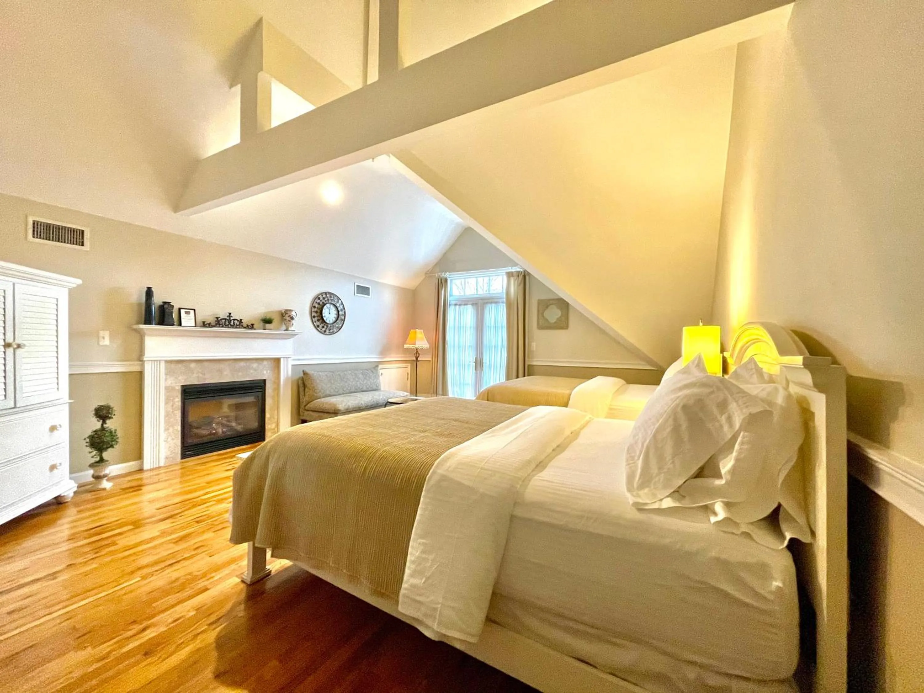 Bed in Inn on Main Hotel