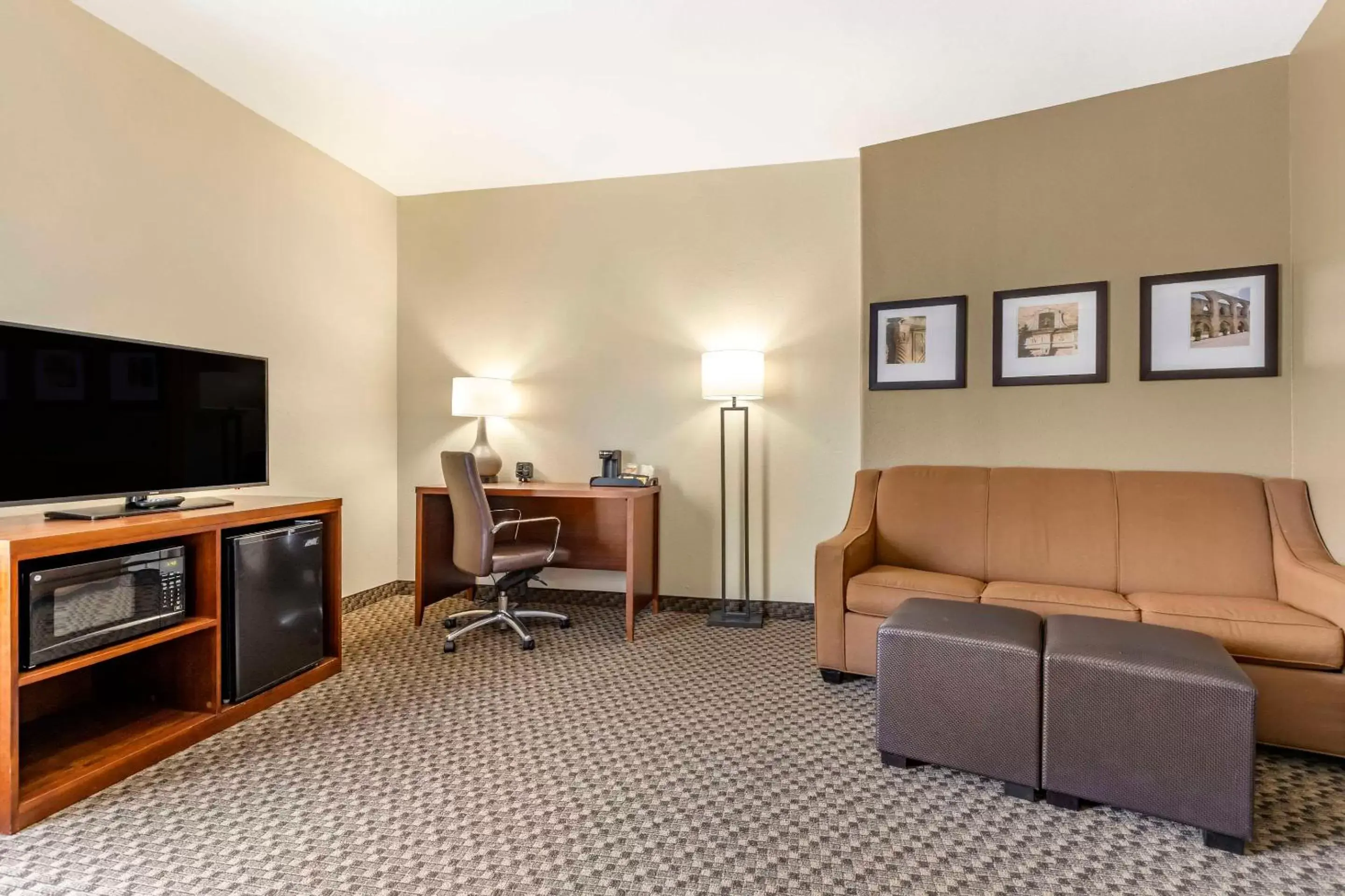 Bedroom, Seating Area in Comfort Suites Medical Center Near Six Flags