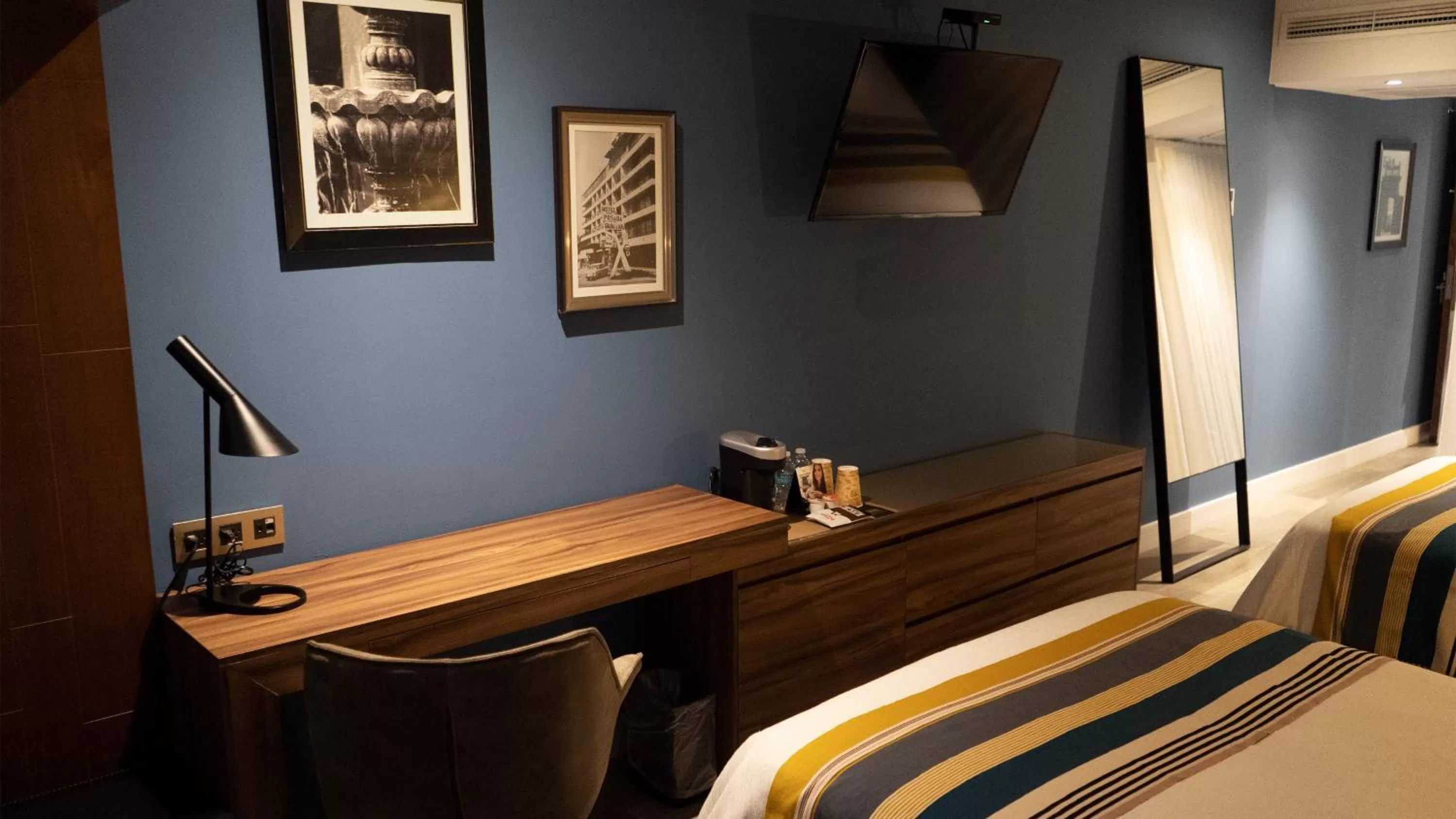 Photo of the whole room, Bed in Hotel Indigo Guadalajara Expo by IHG