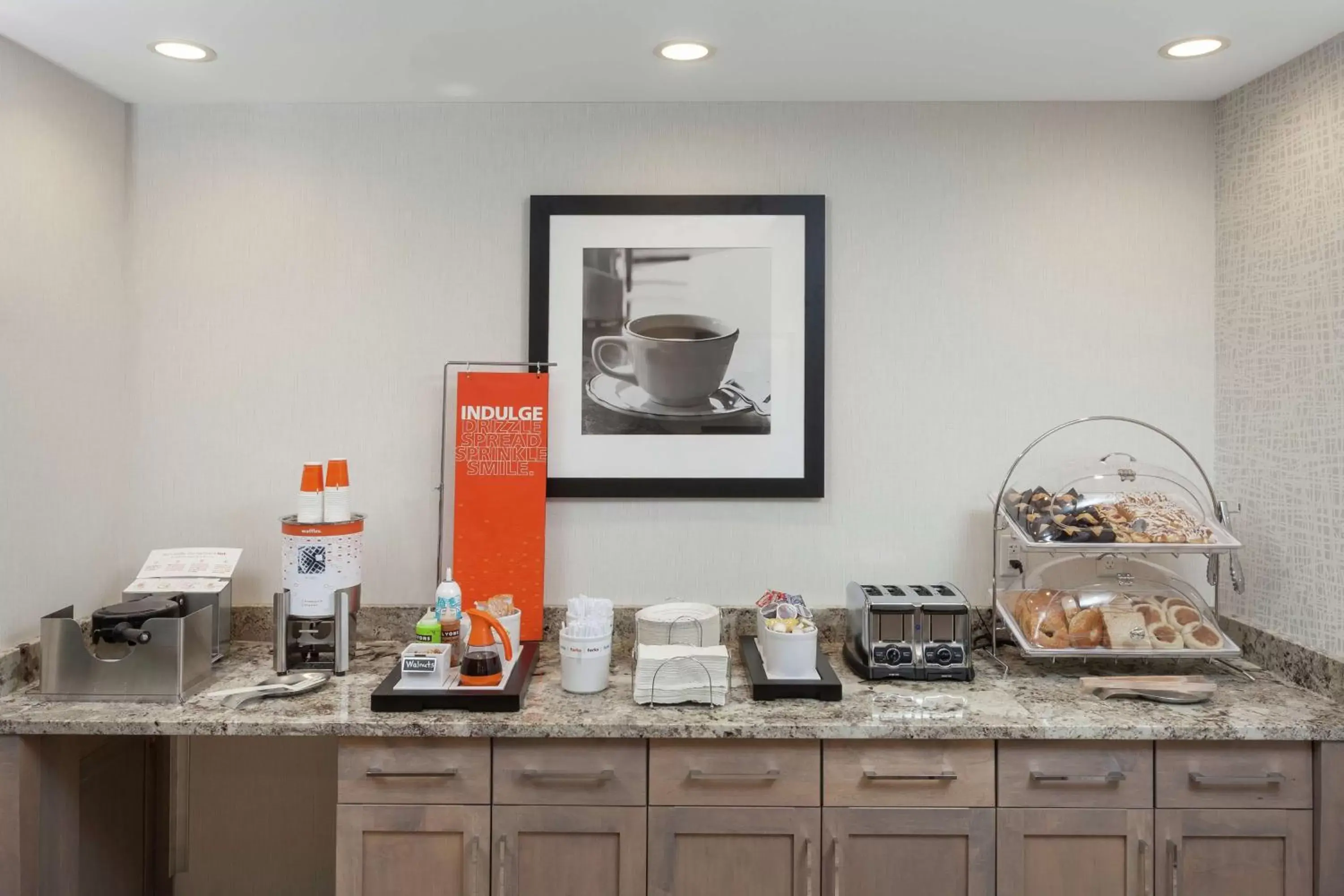 Dining area in Hampton Inn & Suites Rocky Hill - Hartford South