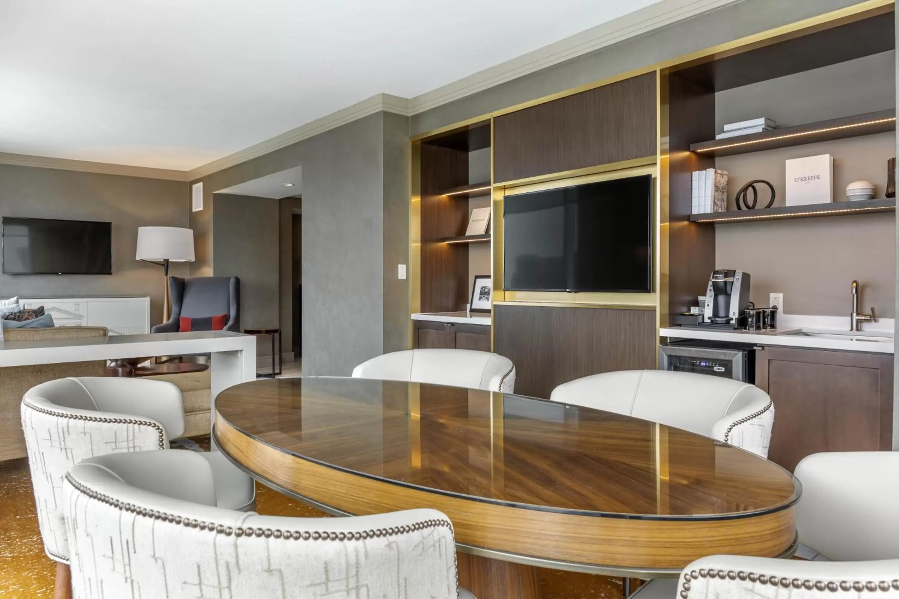 Photo of the whole room, Kitchen/Kitchenette in Omni Louisville Hotel