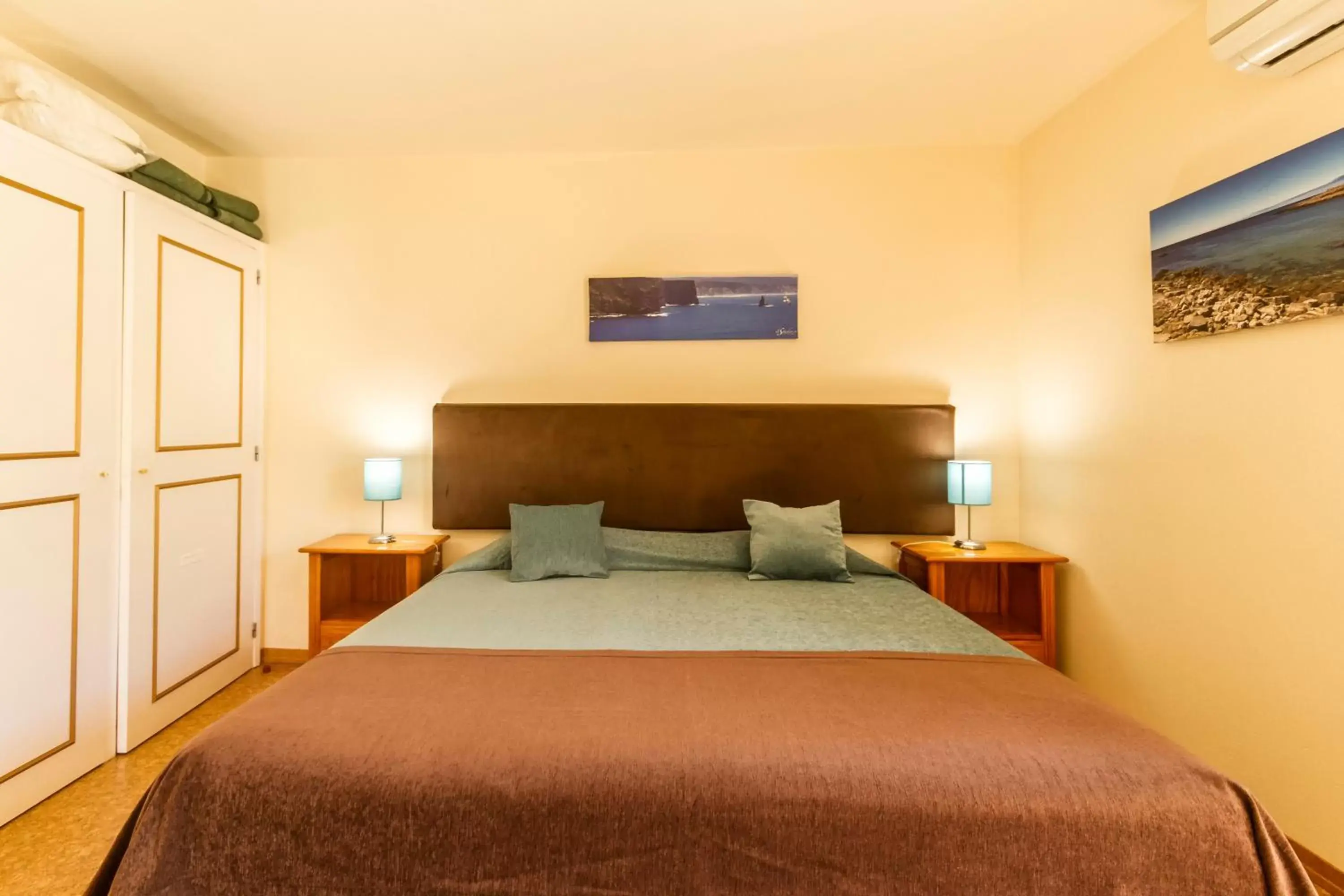 Bedroom, Bed in Luz Beach Apartments