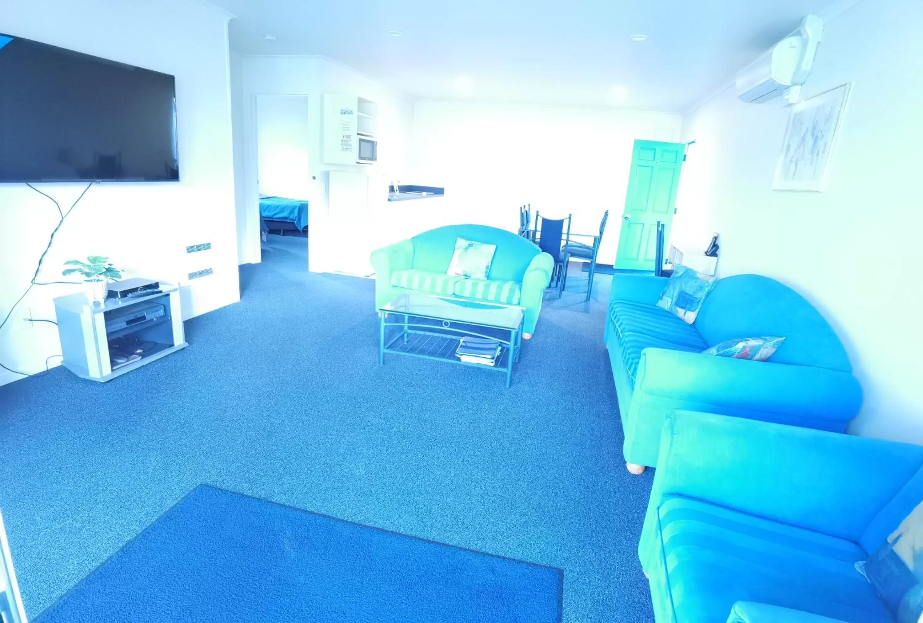 Communal lounge/ TV room in Harringtons Motor Lodge