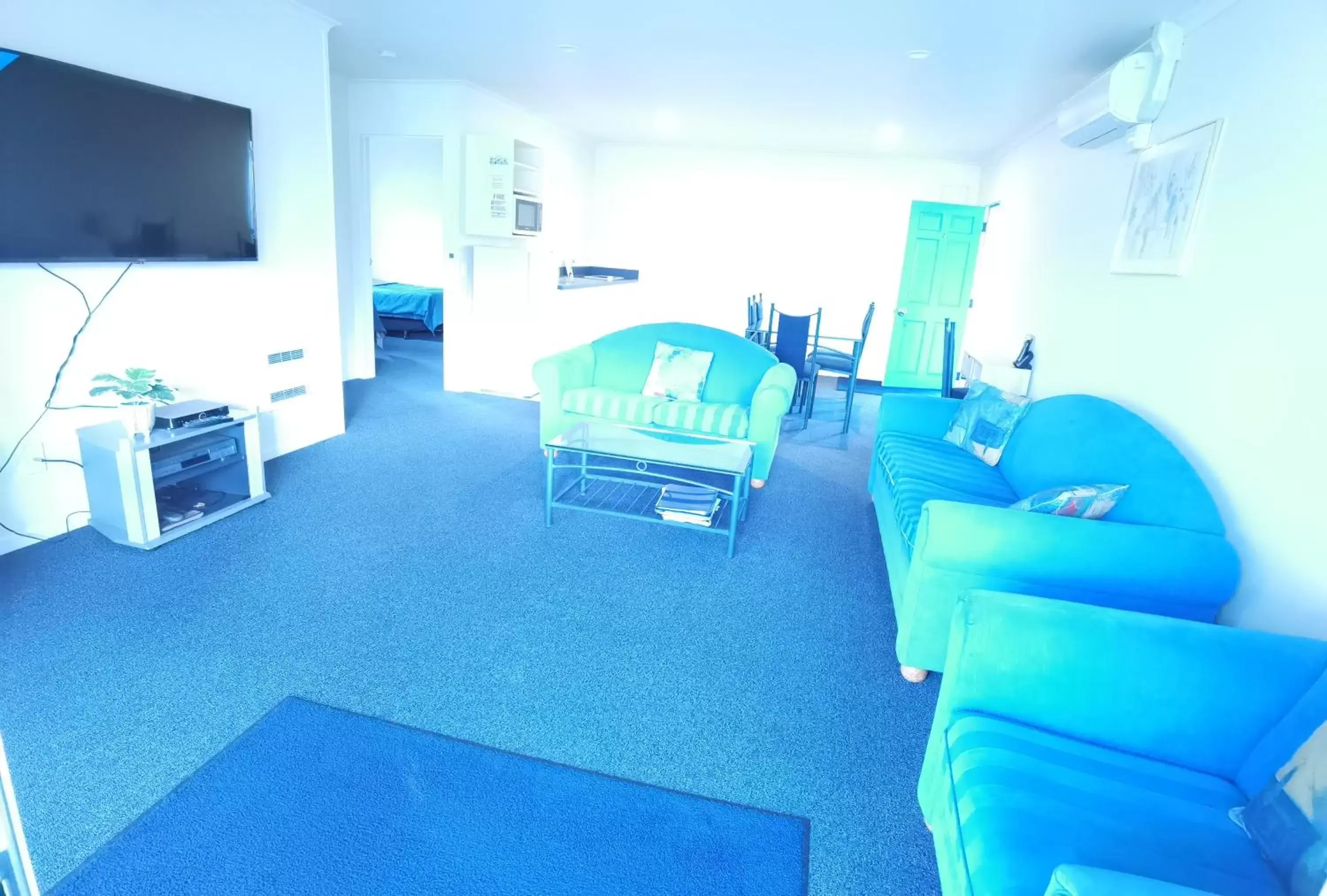 Communal lounge/ TV room in Harringtons Motor Lodge